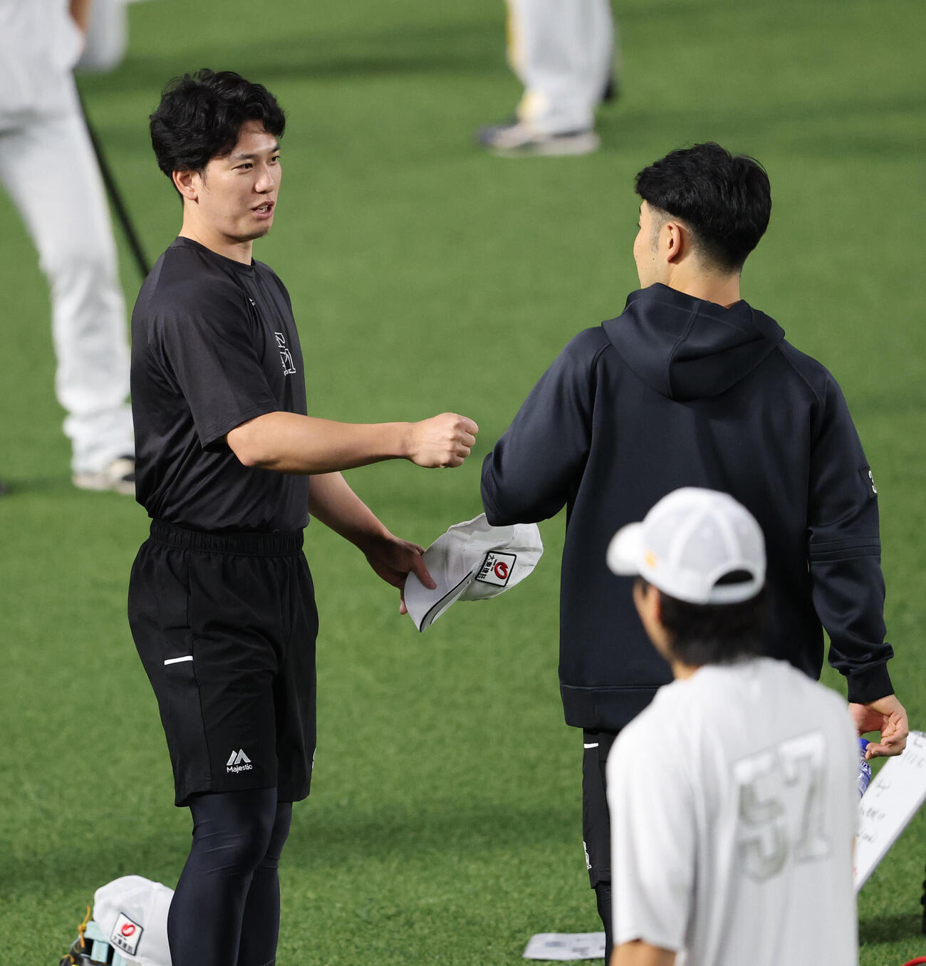 練習前にソフトバンク栗原陵矢は近藤健介とグータッチをする（撮影・梅根麻紀）