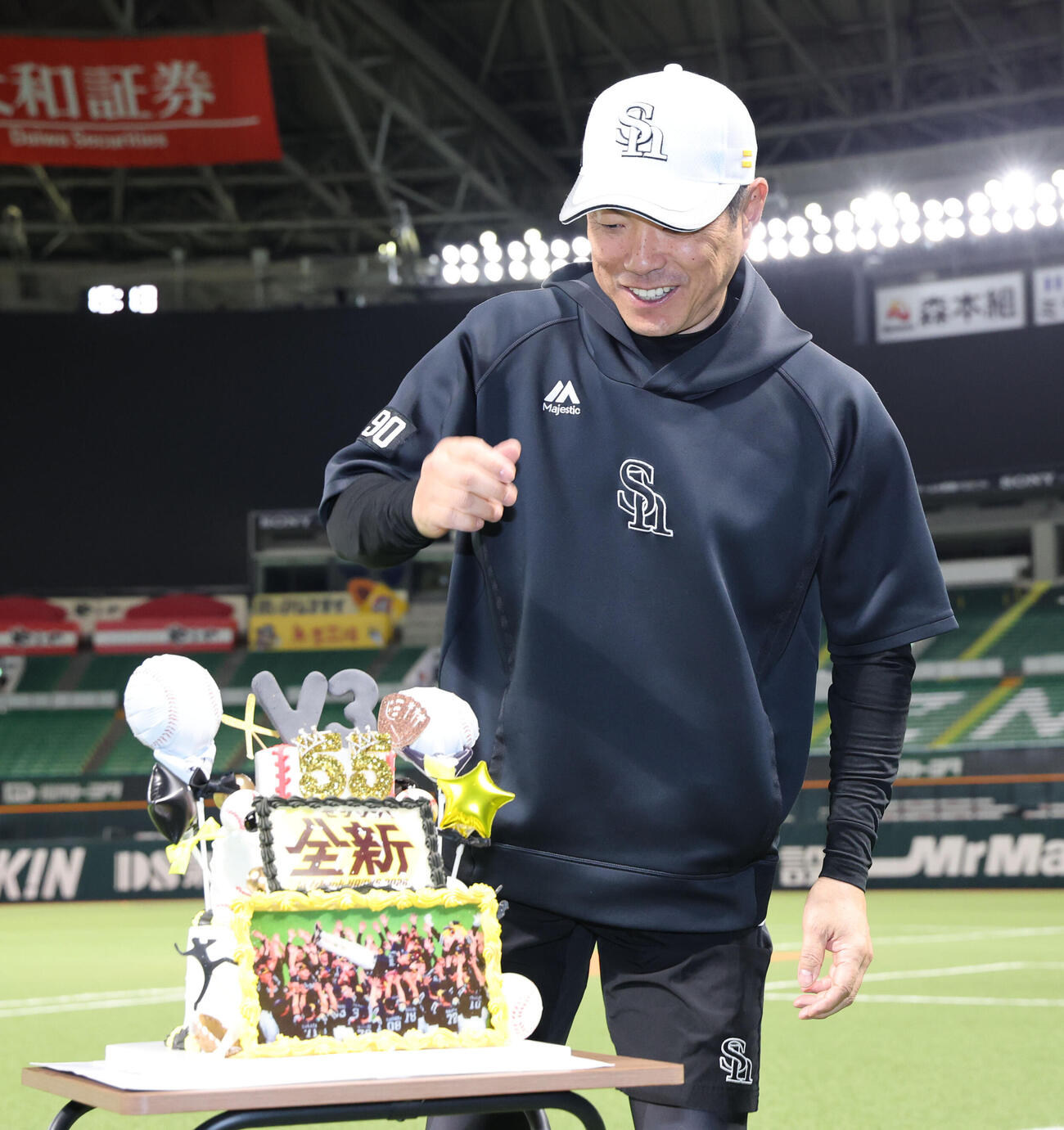 55歳の誕生日を迎えたソフトバンク小久保裕紀監督は報道陣から贈られたケーキを笑顔で見る（撮影・梅根麻紀）