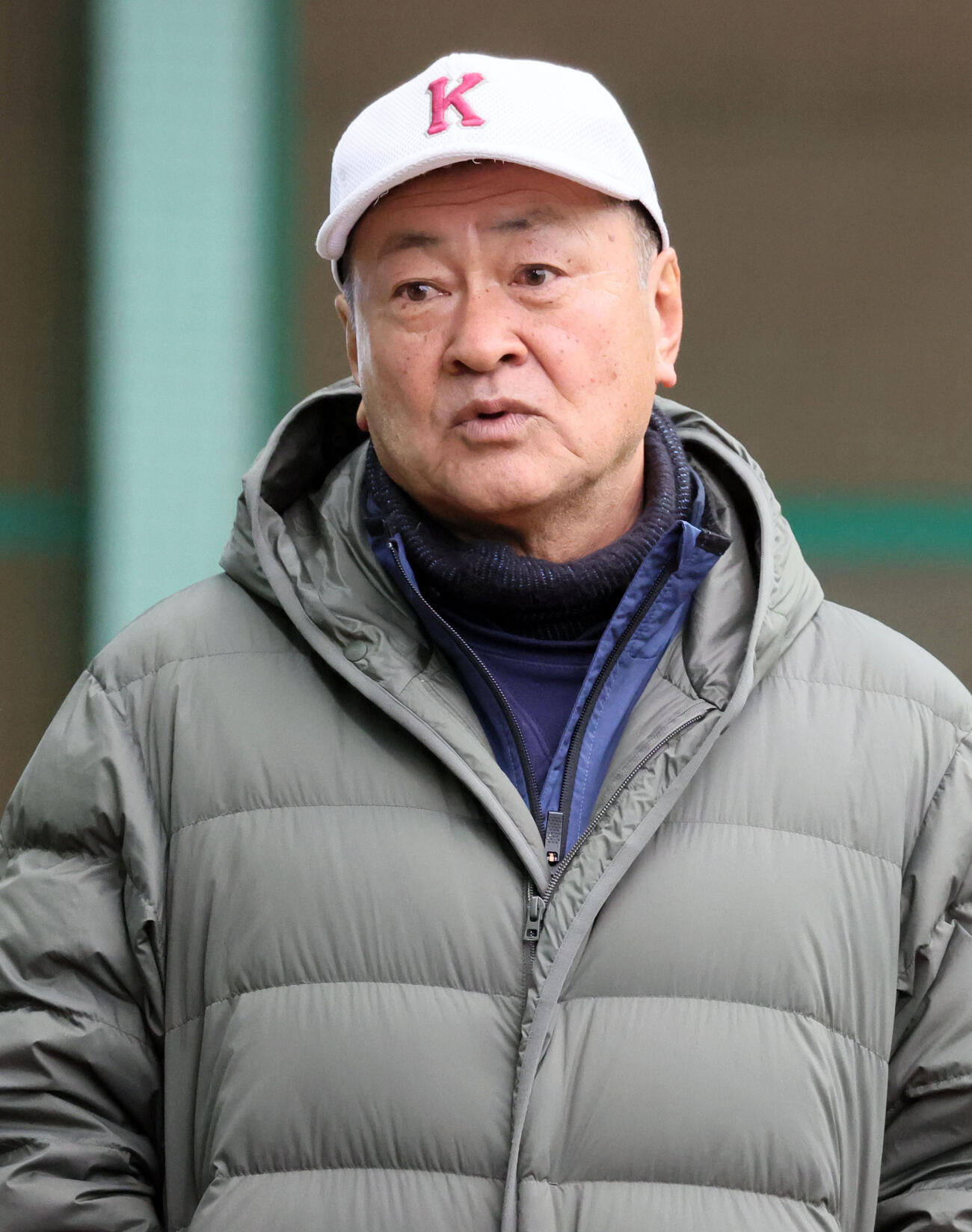 24年1月、阪神佐藤輝の自主トレを見守る近大野球部前監督の田中秀昌氏