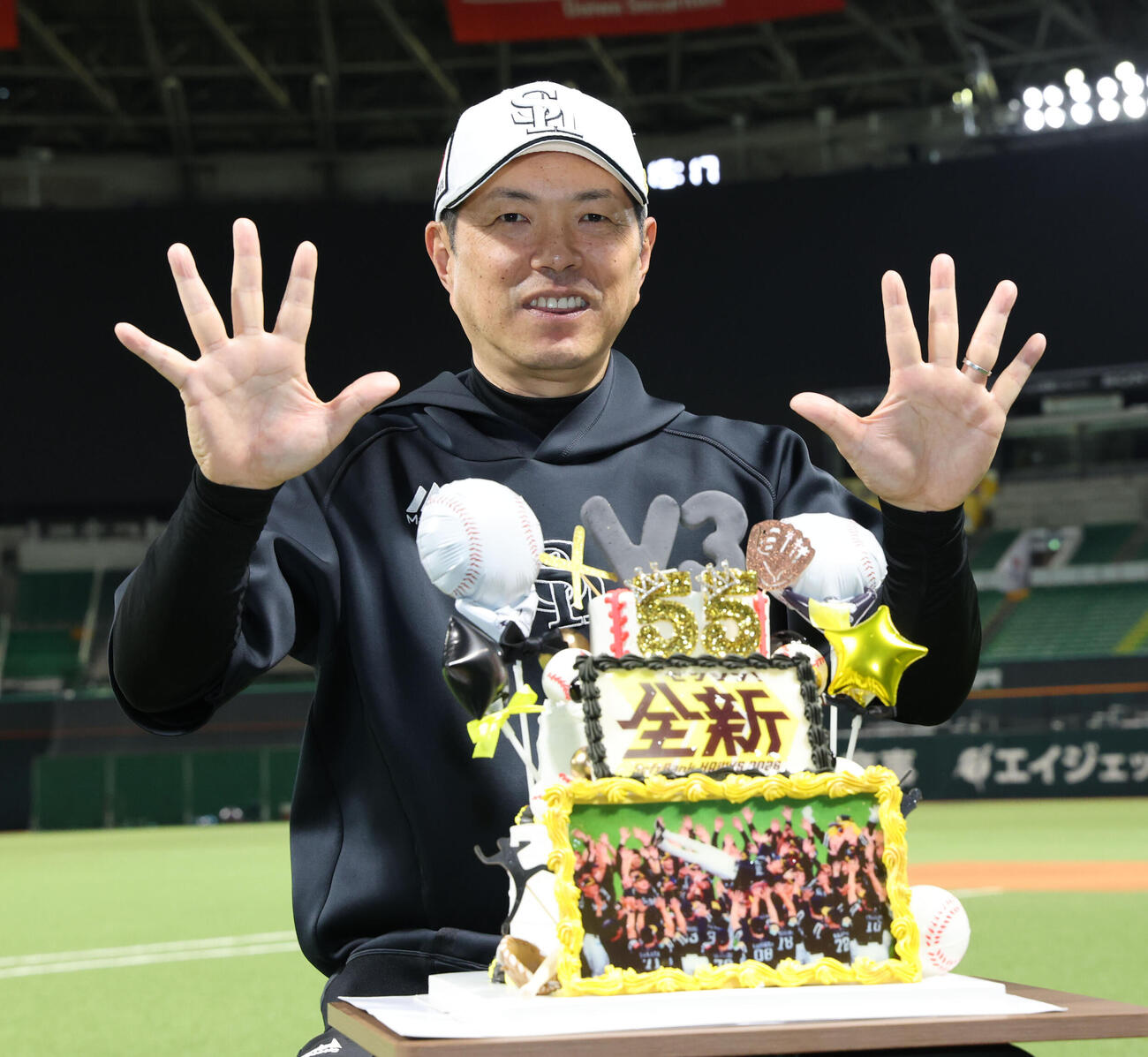 55歳の誕生日を迎えたソフトバンク小久保裕紀監督は報道陣から贈られたケーキの前で笑顔を見せる（撮影・梅根麻紀）