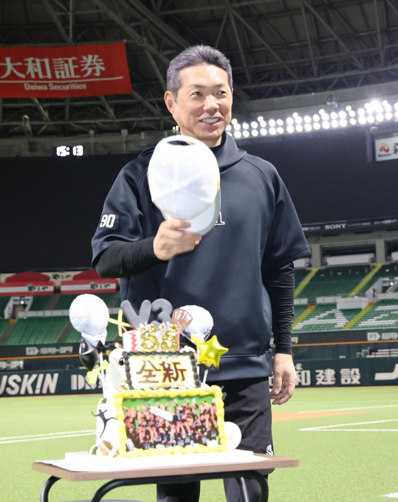 55歳の誕生日を迎えたソフトバンク小久保裕紀監督は報道陣から贈られたケーキの前でインタビューを受ける（撮影・梅根麻紀）