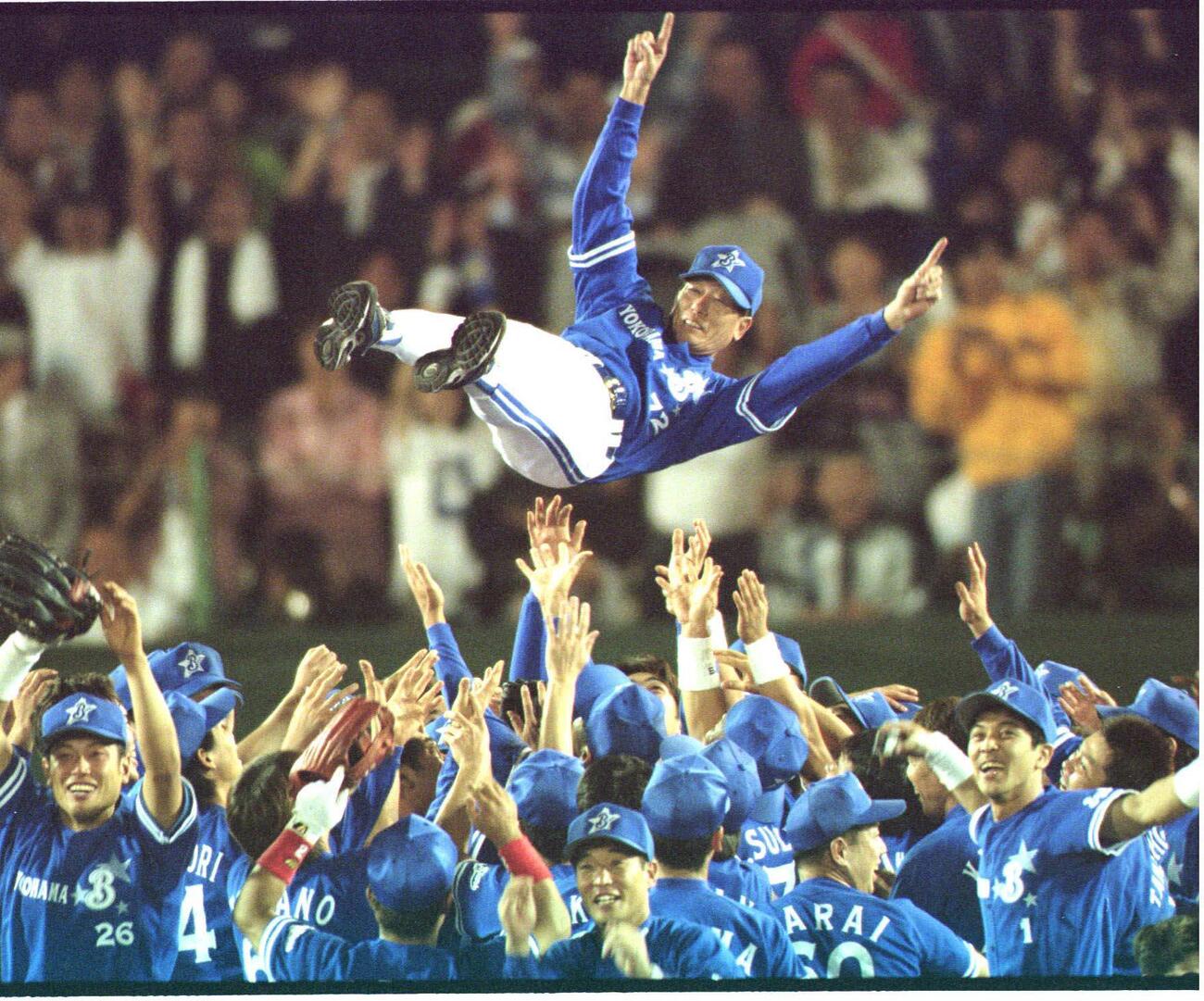 98年10月、リーグ優勝を決め、喜びのナインの胴上げで甲子園の夜空に舞う権藤博監督