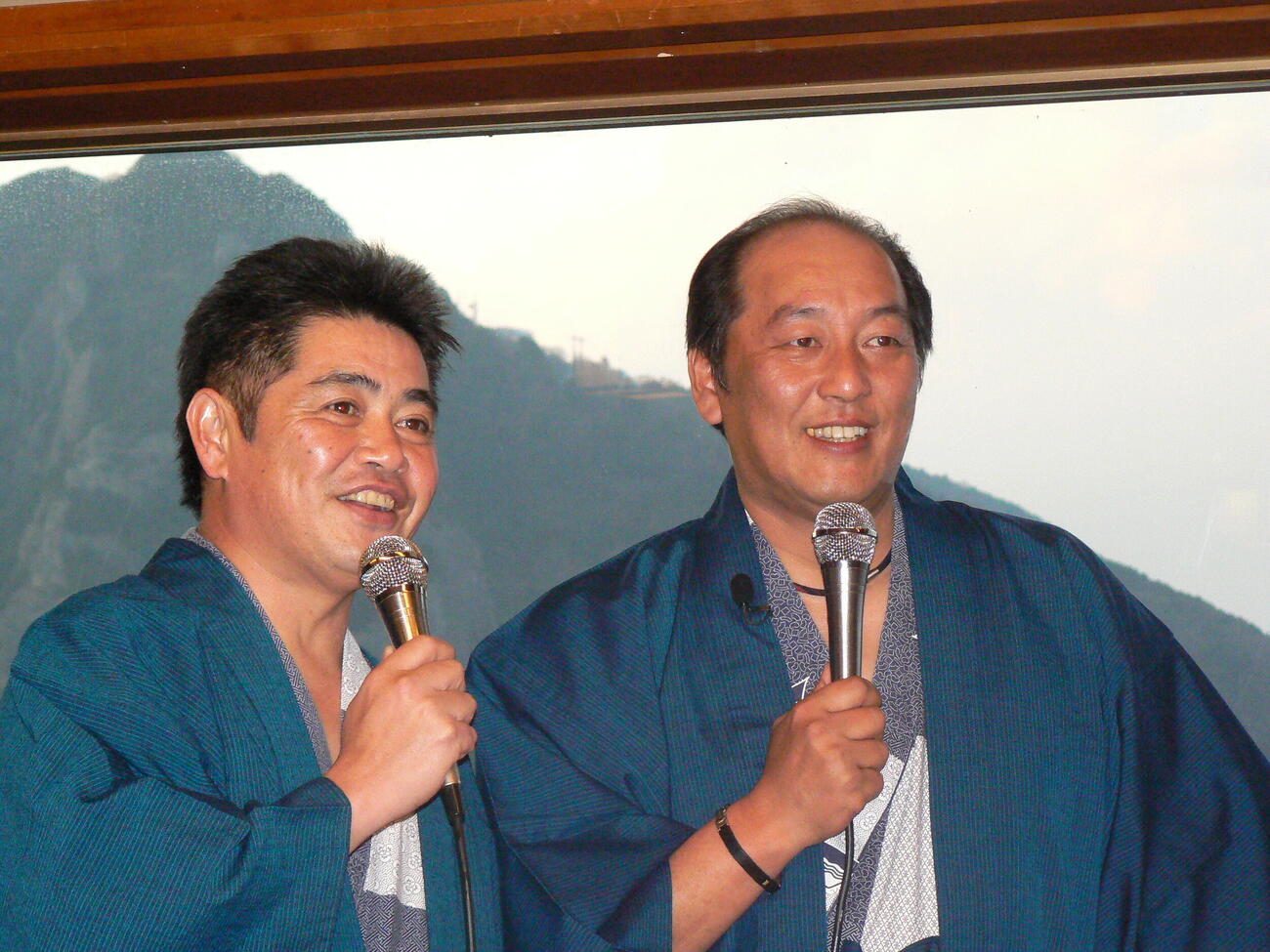カラオケでとんねるずの「雨の西麻布」を熱唱した工藤氏（左）と西武渡辺監督（2012年1月撮影）