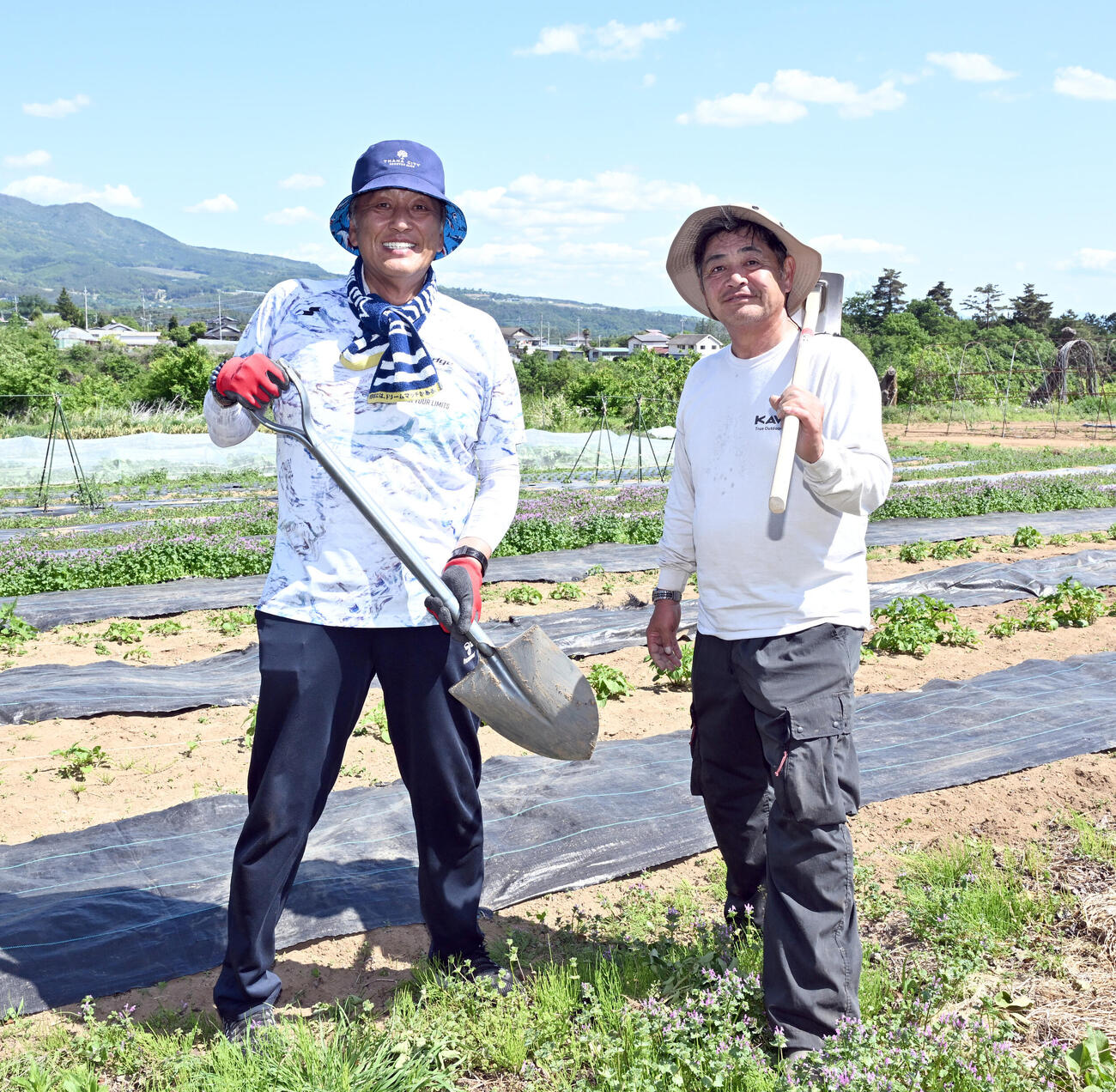 畑作業を終え、鍬とスコップを手にポーズをとる工藤公康氏（右）と渡辺久信氏