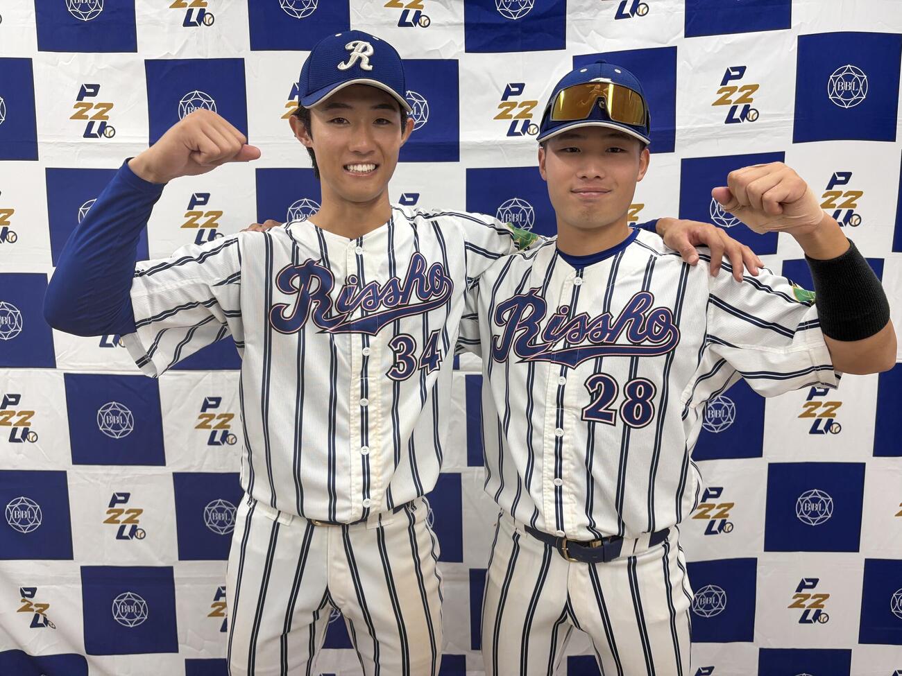 立正大対中大　試合後、肩を組み笑顔でガッツポーズする立正大の、左から三浦天和と秀嶋大翔（撮影・保坂淑子）
