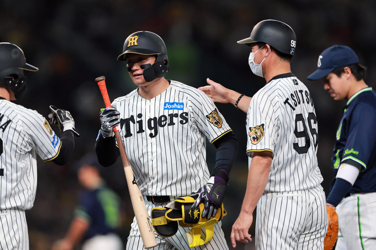 阪神対ヤクルト　4回裏阪神1死、森下翔太は四球を選び交代となりベンチに引き揚げる（撮影・上山淳一）