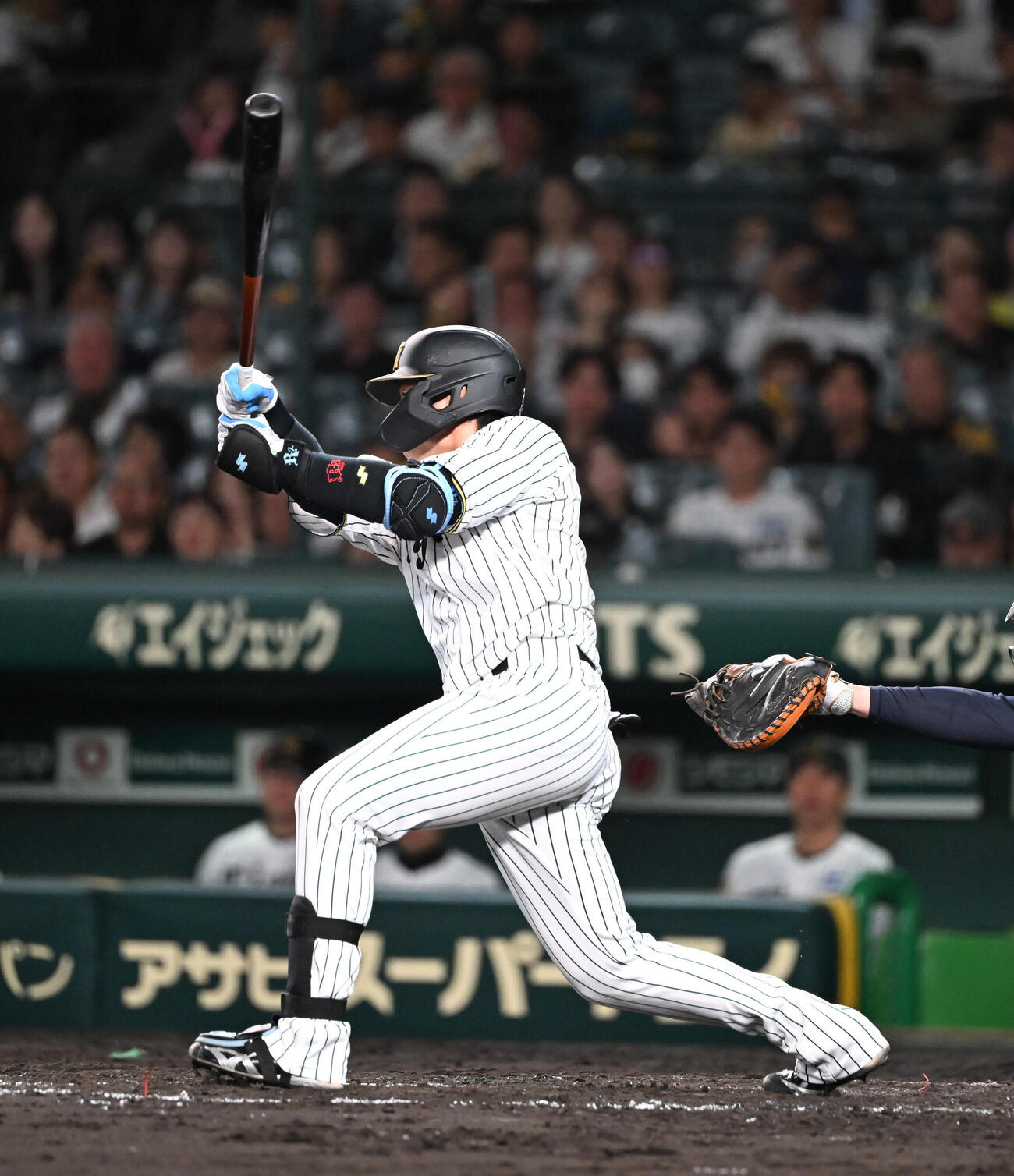 阪神対ヤクルト　5回裏阪神2死、中安打を放つ梅野隆太郎（撮影・和賀正仁）