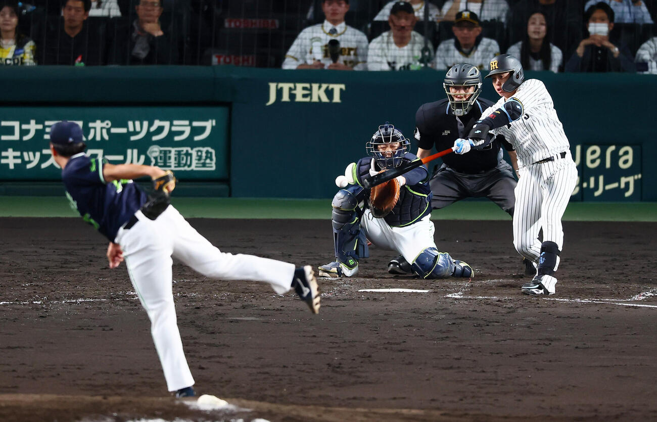 阪神対ヤクルト　5回裏阪神2死、代打梅野隆太郎は中前打を放つ。投手中村優斗（撮影・加藤哉）