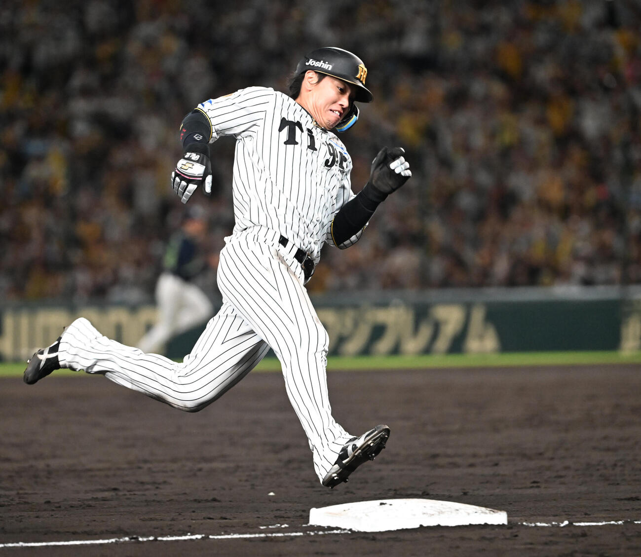 阪神対ヤクルト　5回裏阪神2死二塁、近本の右安打で三塁をまわる梅野隆太郎（撮影・和賀正仁）