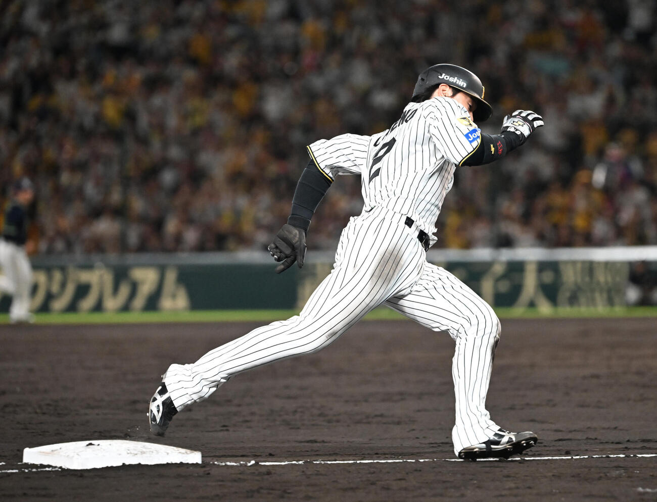 阪神対ヤクルト　5回裏阪神2死二塁、近本の右安打で三塁をまわる梅野隆太郎（撮影・和賀正仁）