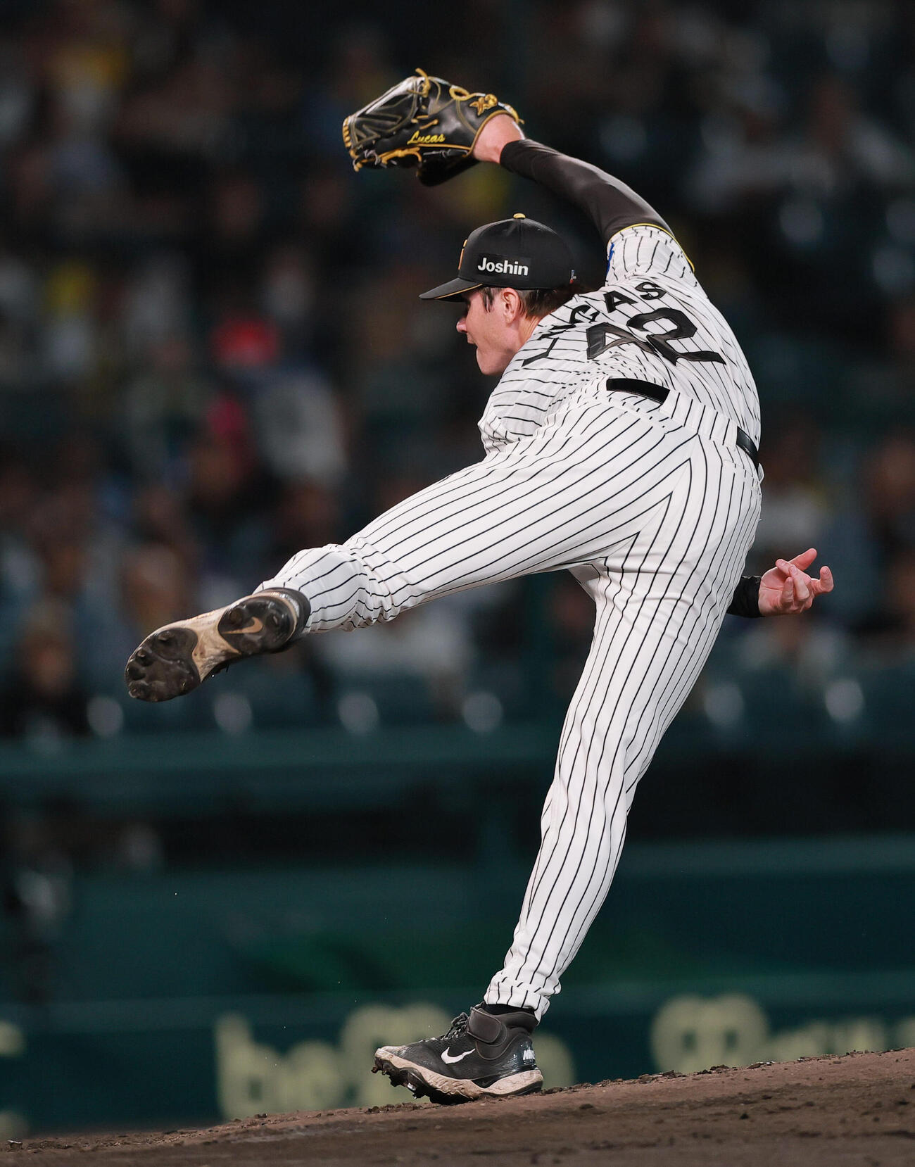 阪神対ヤクルト　2回表、力投する阪神イーストン・ルーカス（撮影・上山淳一）