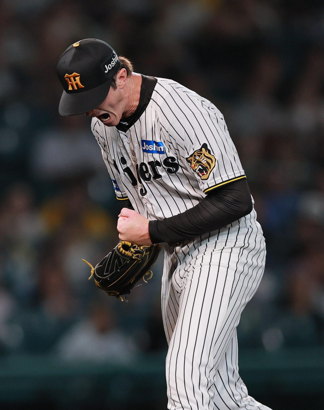 阪神対ヤクルト　2回表ヤクルト2死満塁、イーストン・ルーカスは岩田幸宏から空振り三振を奪い雄たけびを上げる（撮影・上山淳一）