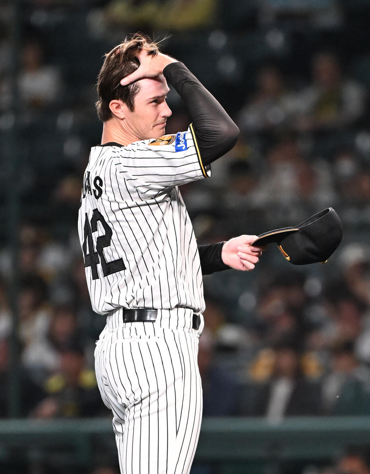 阪神対ヤクルト　2回表ヤクルト無死一、二塁、松下に死球を出したルーカス（撮影・和賀正仁）