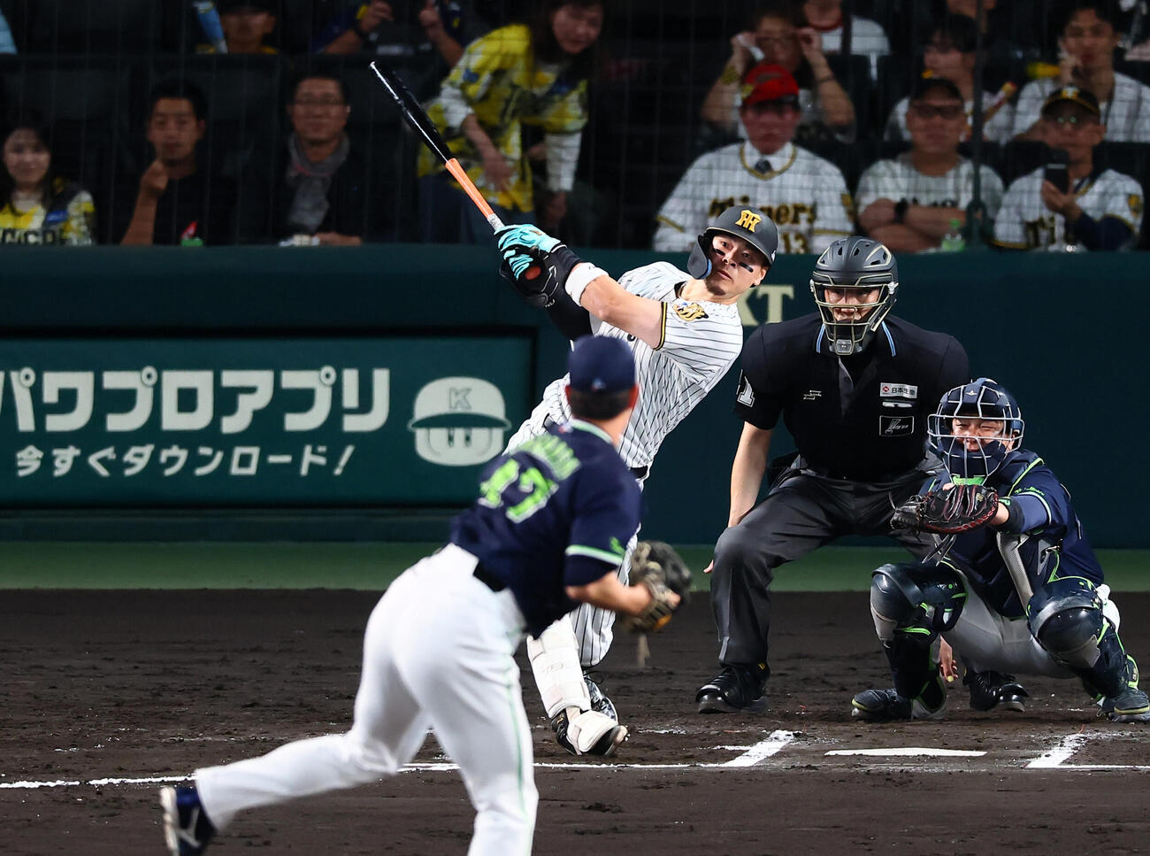 阪神対ヤクルト　6回裏阪神無死、佐藤輝明は右飛を打ち上げる。投手高橋奎二（撮影・加藤哉）