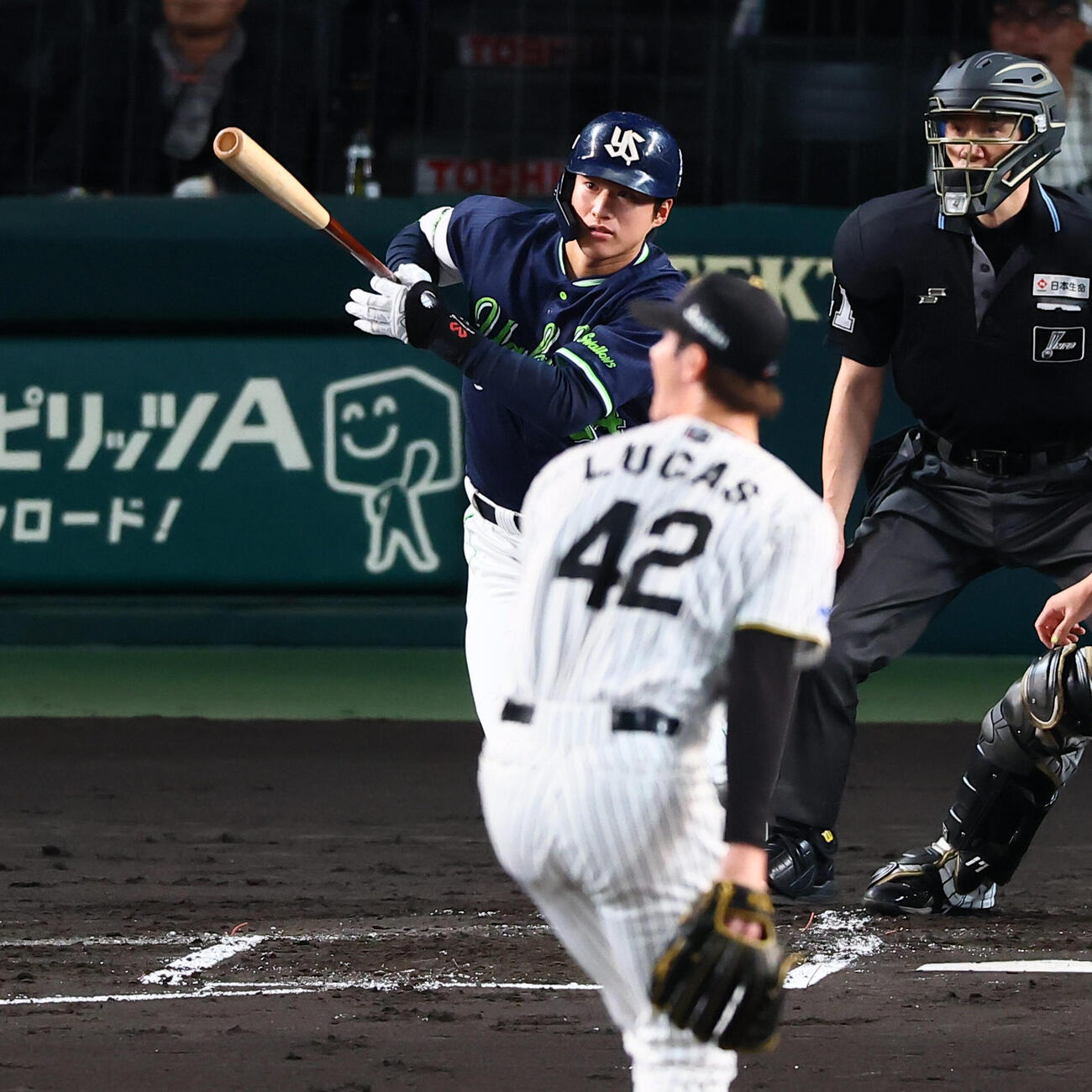 阪神対ヤクルト　2回表ヤクルト無死満塁、田中陽翔は右前適時打を放つ。投手イーストン・ルーカス（撮影・加藤哉）
