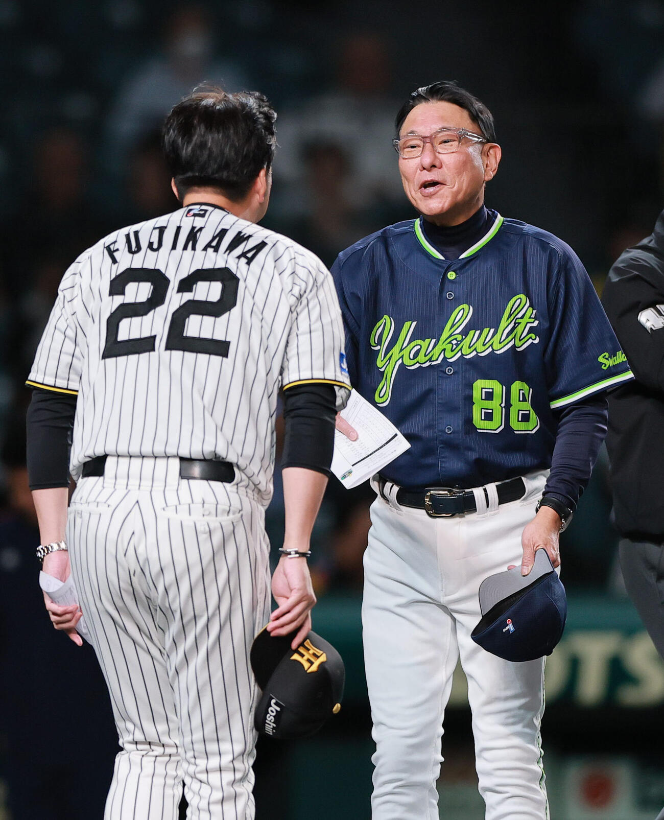 阪神対ヤクルト　メンバー表の最終確認で言葉をかわす阪神藤川球児監督（手前）とヤクルト池山隆寛監督（撮影・上山淳一）