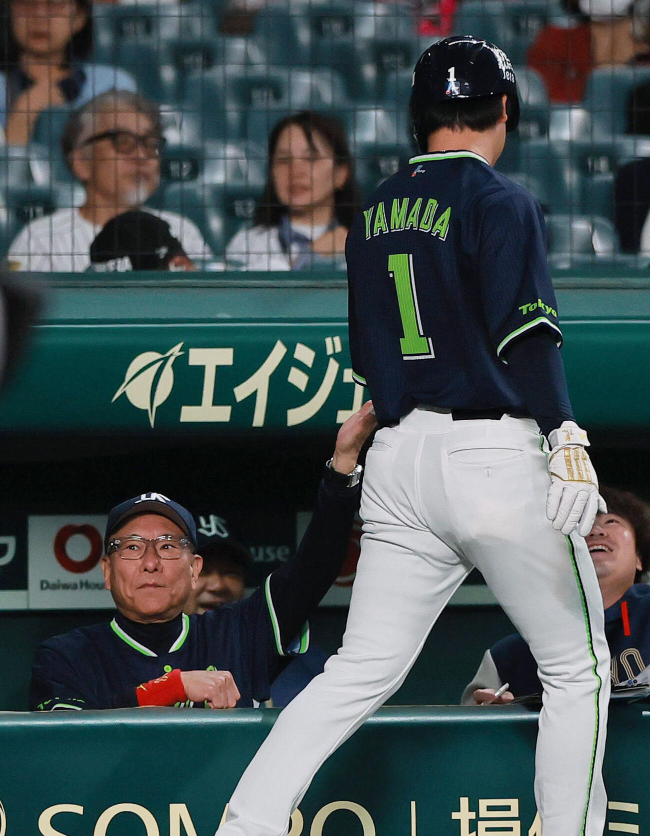 阪神対ヤクルト　2回表ヤクルト無死満塁、池山隆寛監督は田中陽翔の適時打で生還した三走山田哲人（手前）を出迎える（撮影・上山淳一）