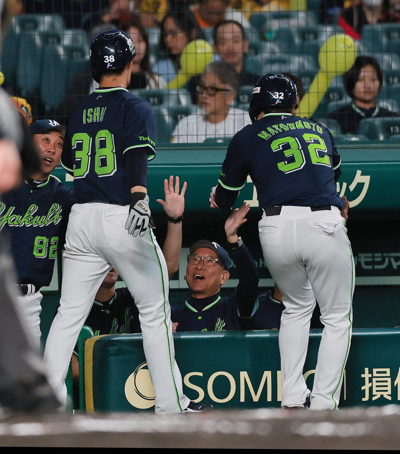 阪神対ヤクルト　7回表ヤクルト1死二、三塁、岩田幸宏の2点適時打で生還した石井巧（左）と松本直樹（右）を出迎える池山隆寛監督（撮影・上山淳一）