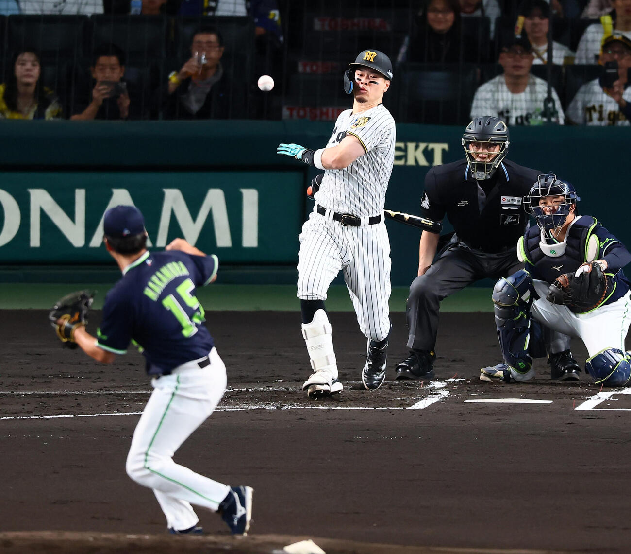 阪神対ヤクルト　1回裏阪神1死、佐藤輝明は投ゴロに倒れる。投手中村優斗（撮影・加藤哉）