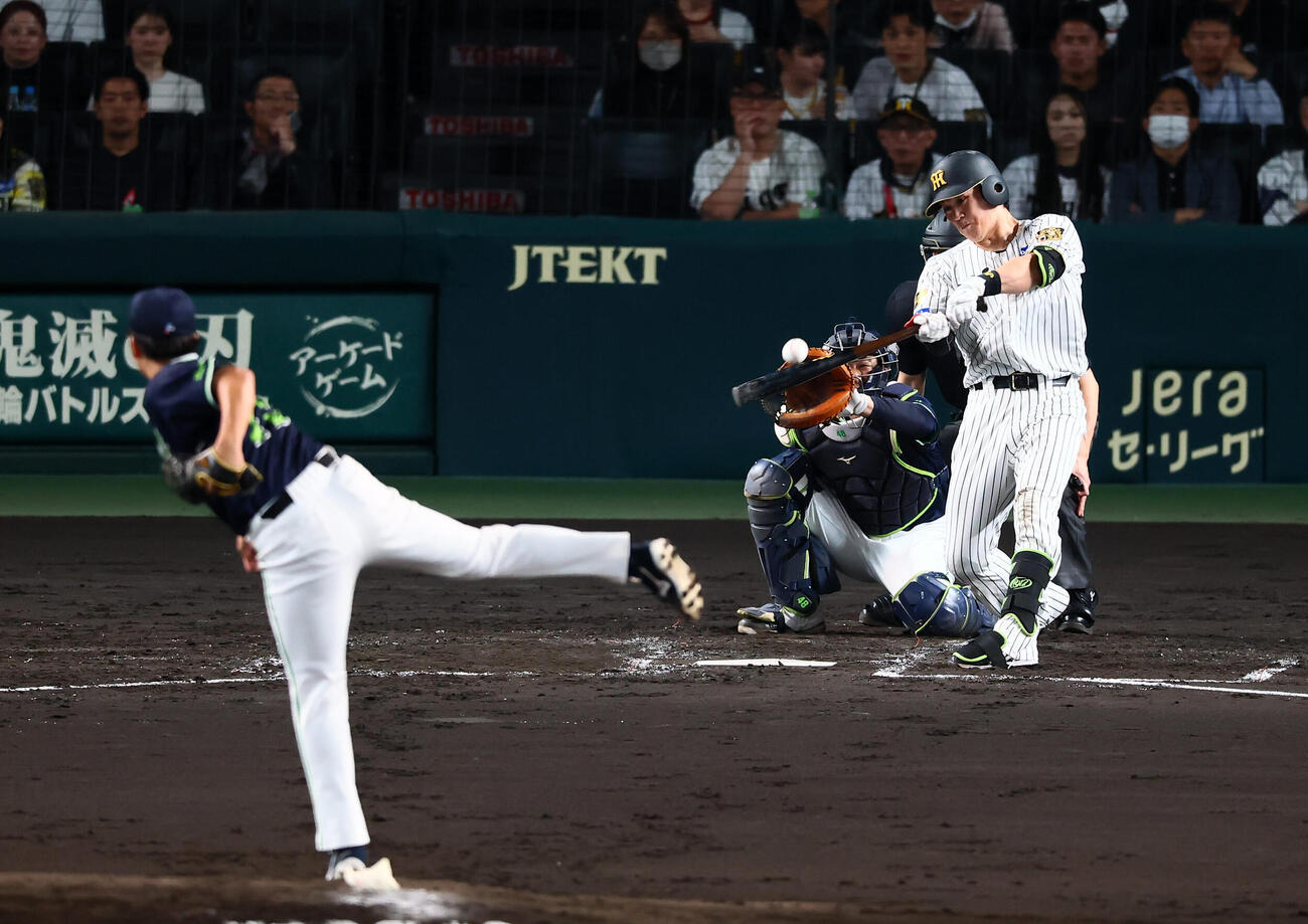 阪神対ヤクルト　3回裏阪神無死、伏見寅威は左越え二塁打を放つ。投手中村優斗（撮影・加藤哉）