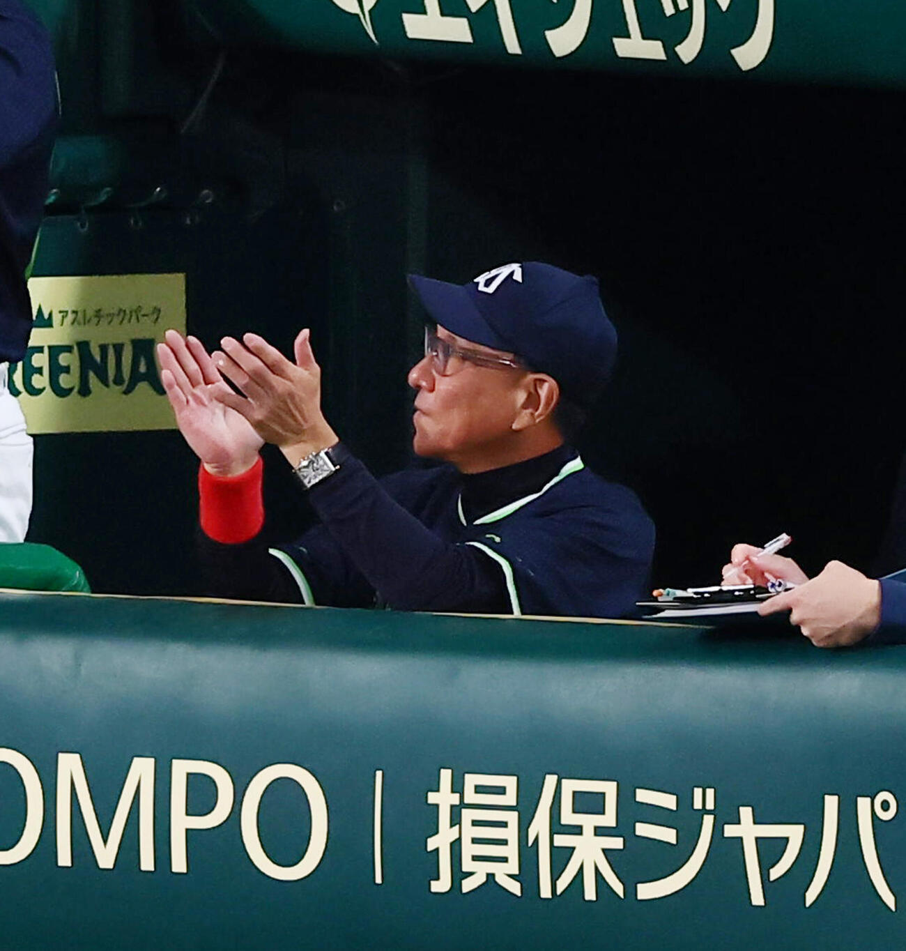 阪神対ヤクルト　2回表ヤクルト無死満塁、池山隆寛監督は田中陽翔の右前適時打にベンチから拍手を送る（撮影・加藤哉）