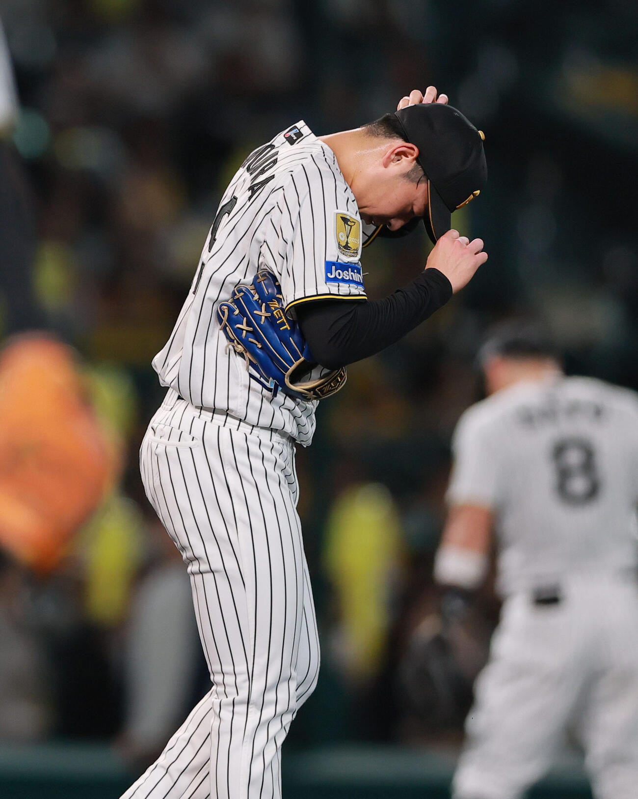 阪神対ヤクルト　7回表ヤクルト1死二、三塁、下村海翔は岩田幸宏に2点適時打を浴びる（撮影・上山淳一）