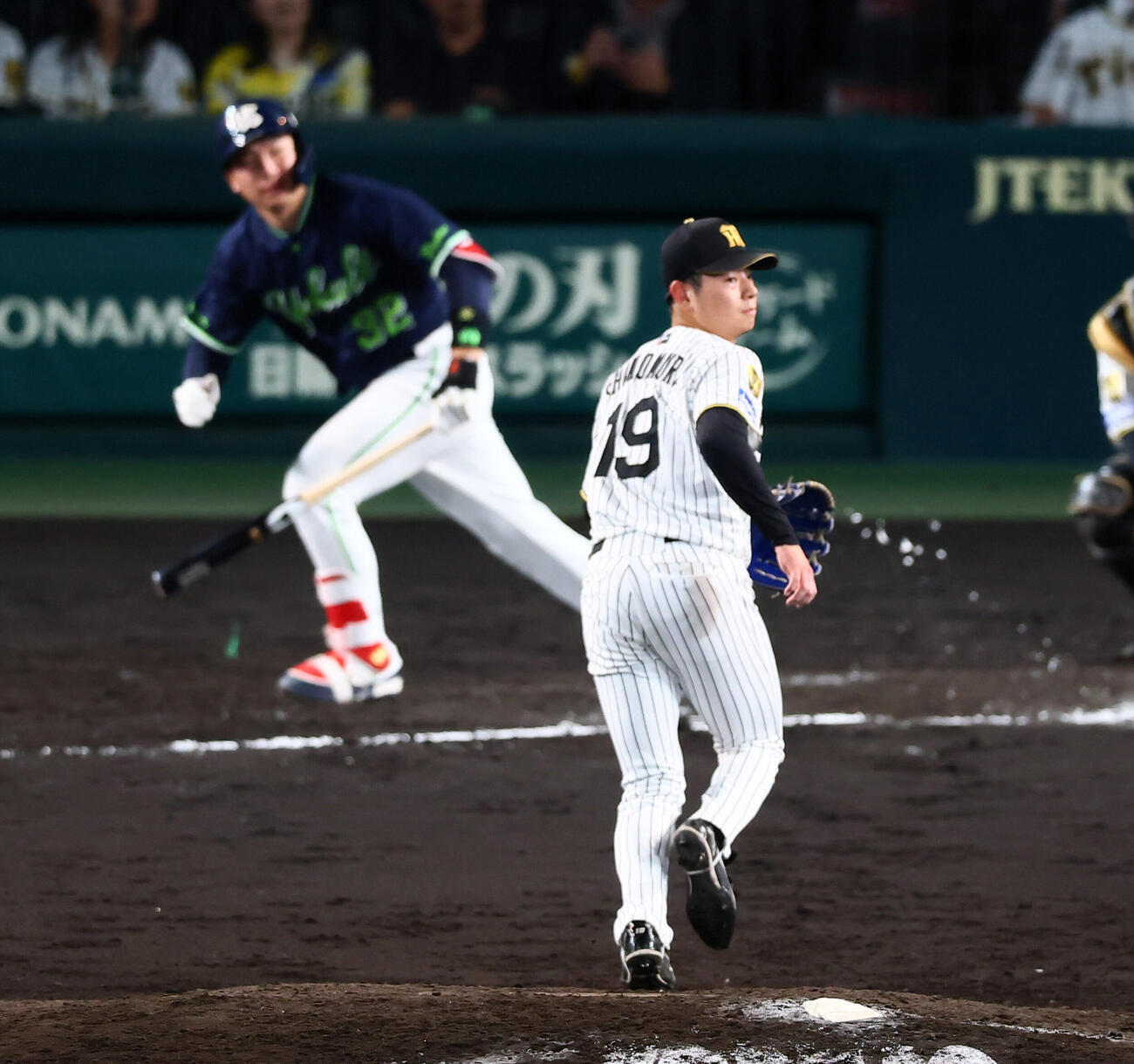 阪神対ヤクルト　7回表ヤクルト1死一、二塁、下村海翔は松本直樹に左越え適時二塁打を打たれて失点する（撮影・加藤哉）