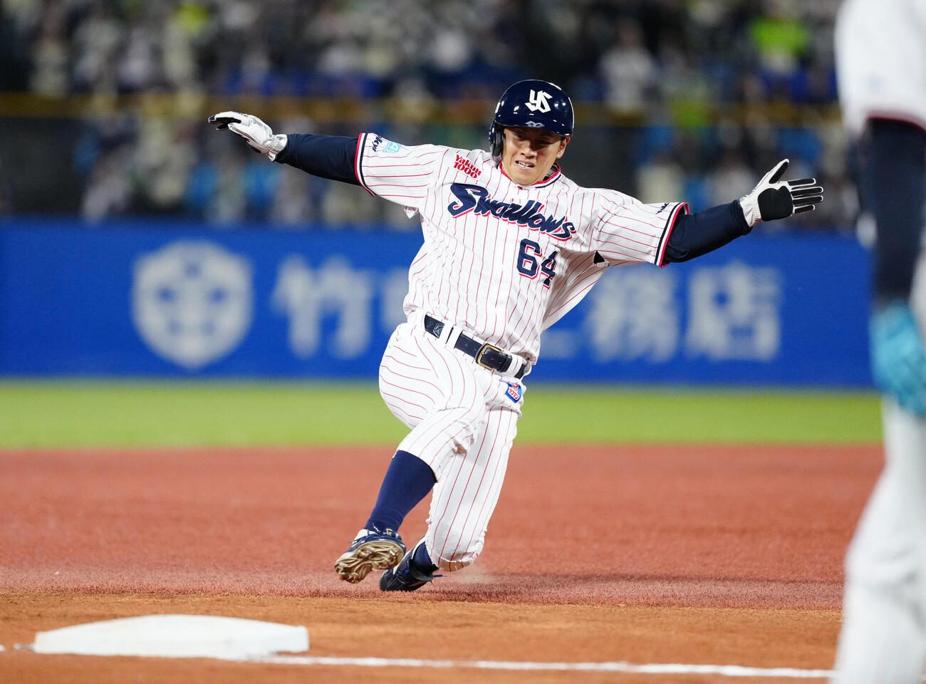 ヤクルト対DeNA 3回裏ヤクルト2死二塁、三塁盗塁を決める岩田幸宏（2026年4月撮影）