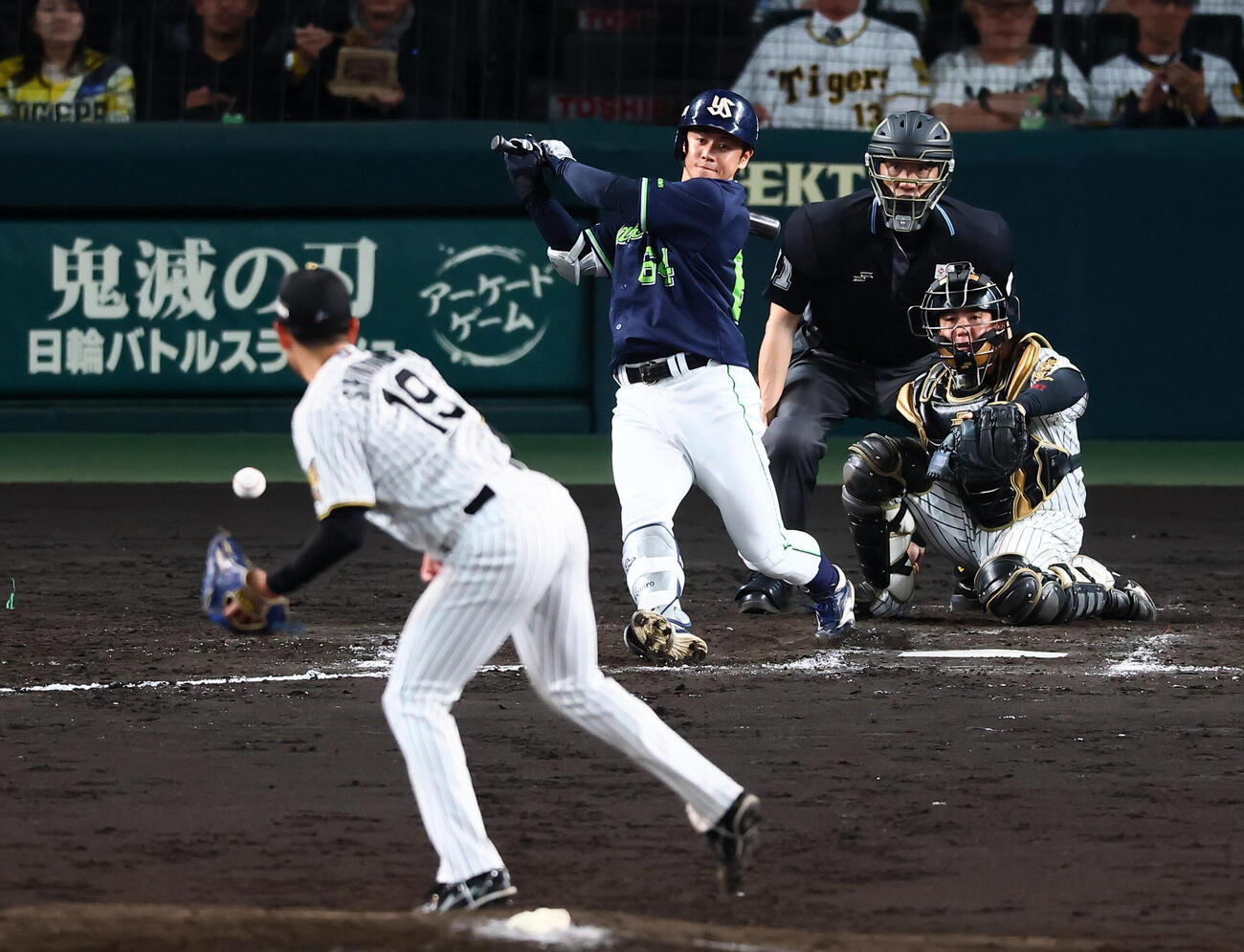 阪神対ヤクルト　7回表ヤクルト1死二、三塁、岩田幸宏は中前に2点適時打を放つ。投手下村海翔（撮影・加藤哉）
