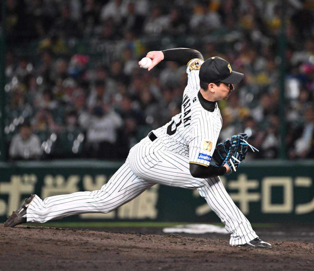 阪神対ヤクルト　8回に登板する阪神岩崎優（撮影・和賀正仁）