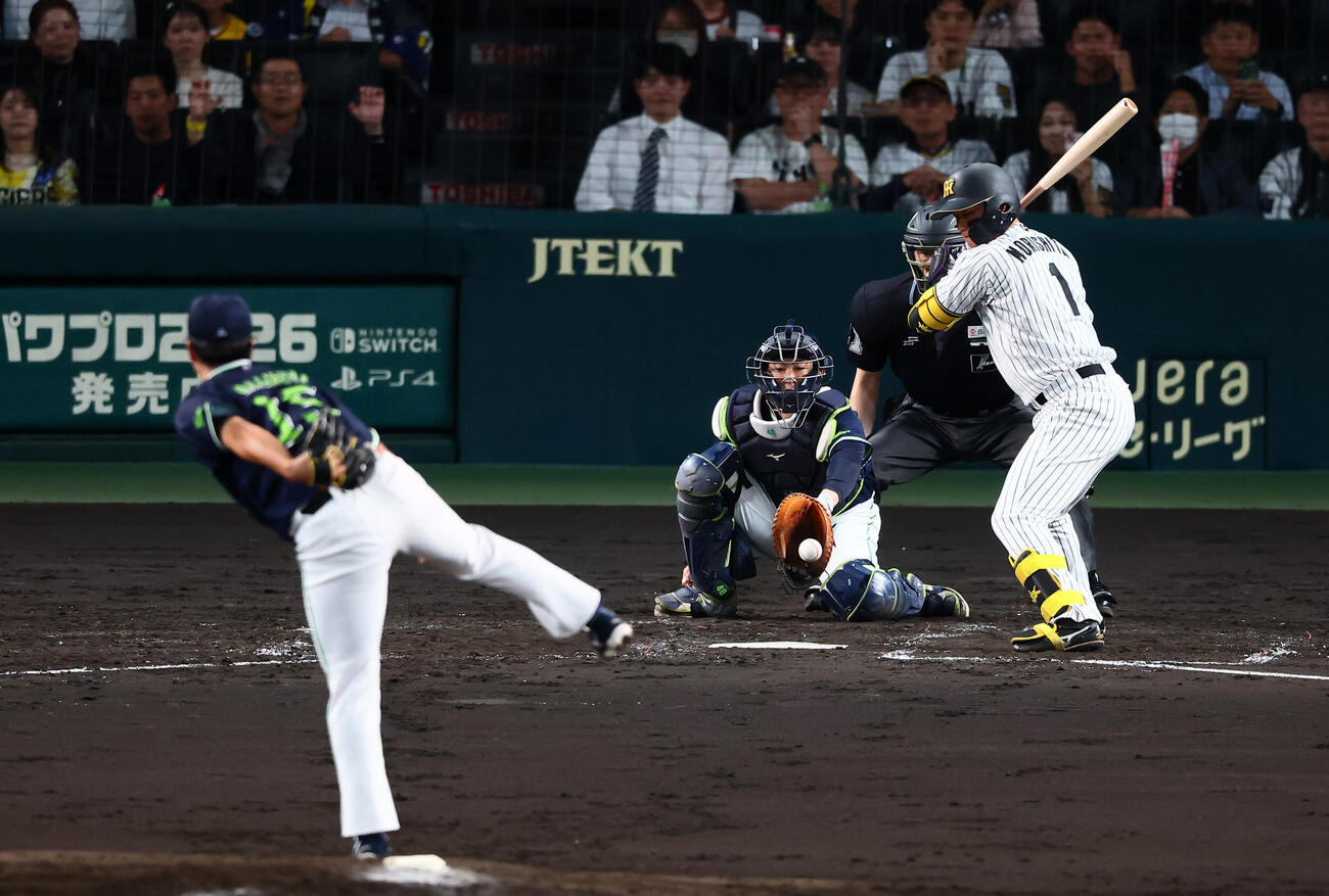 阪神対ヤクルト　4回裏阪神1死、四球を選ぶ森下翔太。投手中村優斗（撮影・加藤哉）