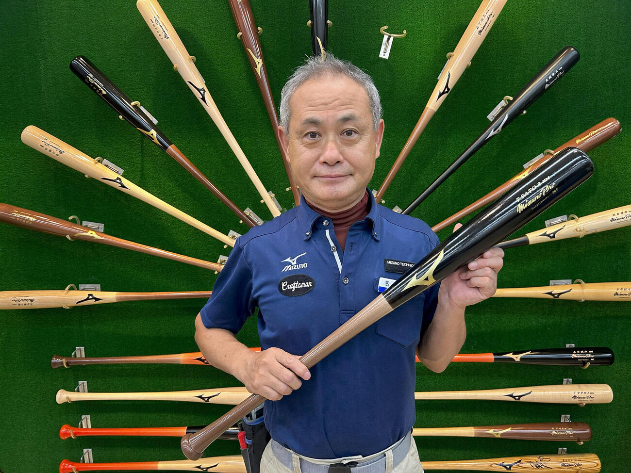 阪神佐藤が入団時からバット製作を担当しているミズノテクニクス株式会社の名和民夫クラフトマン（ミズノ提供）