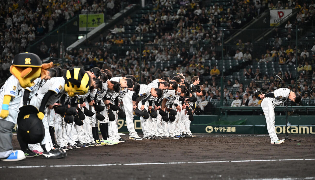 阪神対ヤクルト　最終戦を終え、ファンに一礼する阪神坂本誠志郎らナイン（撮影・和賀正仁）