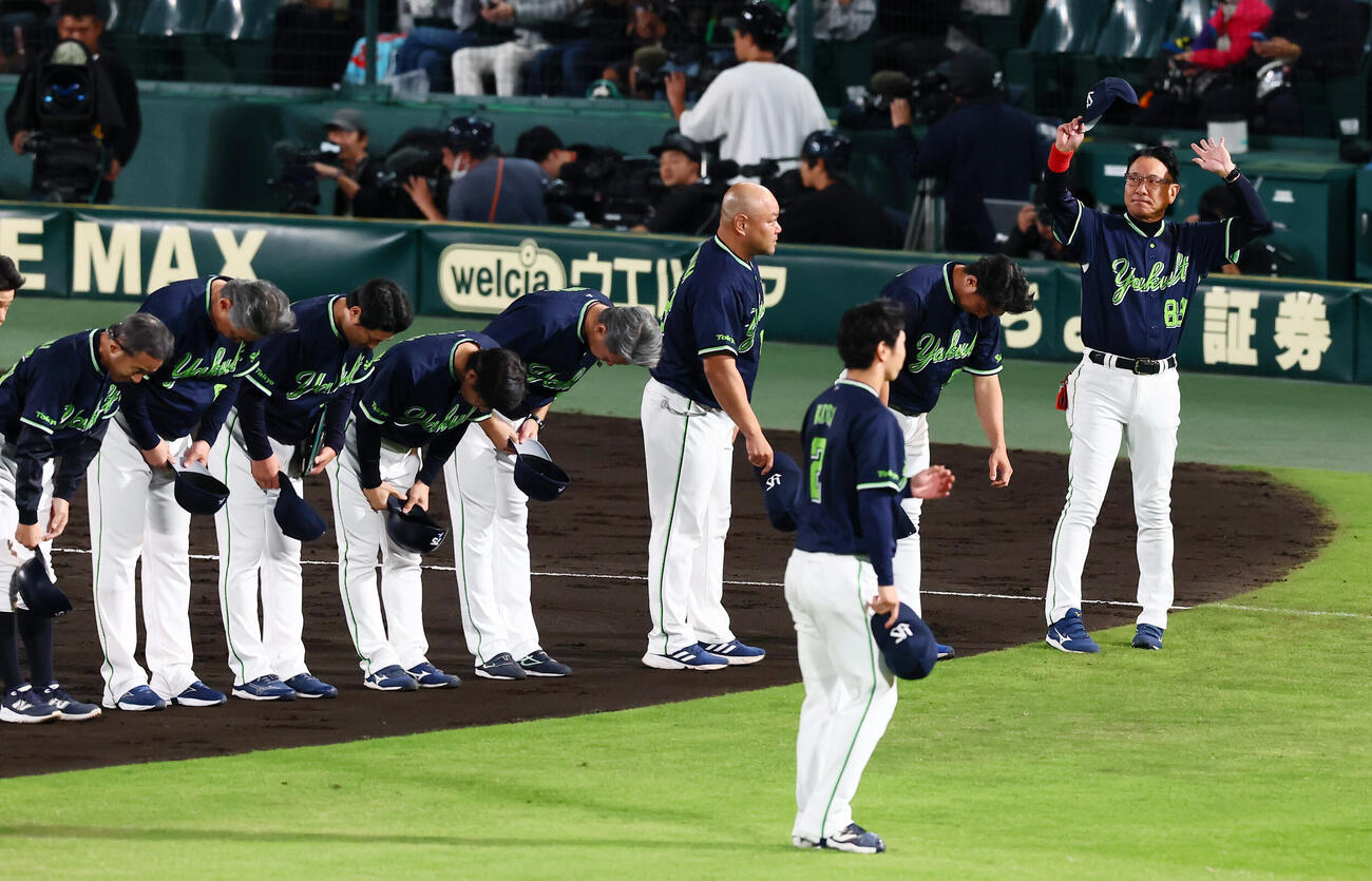 阪神対ヤクルト　甲子園球場最終戦を終えファンにあいさつするヤクルトナインと池山隆寛監督（右）（撮影・加藤哉）