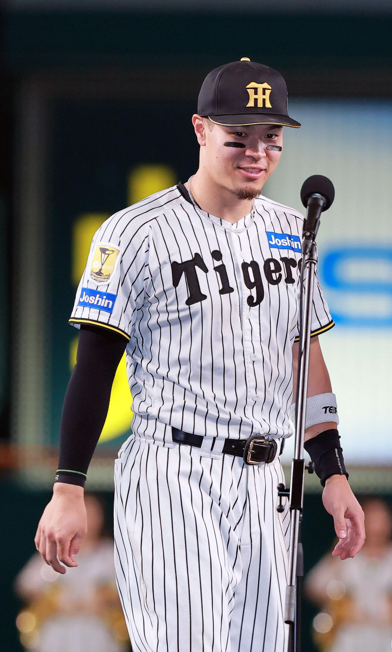 阪神対ヤクルト　今季レギュラーシーズン最終戦を終えあいさつし引き揚げる阪神佐藤輝明（撮影・上山淳一）