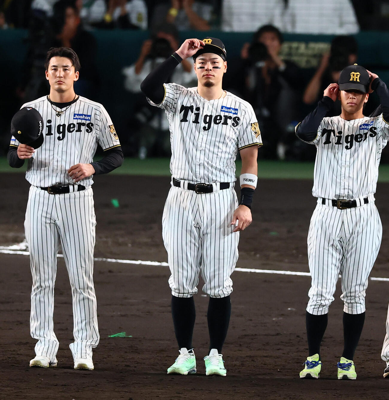 阪神対ヤクルト　今季最終戦を終えファンにあいさつするナインと阪神佐藤輝明（撮影・加藤哉）