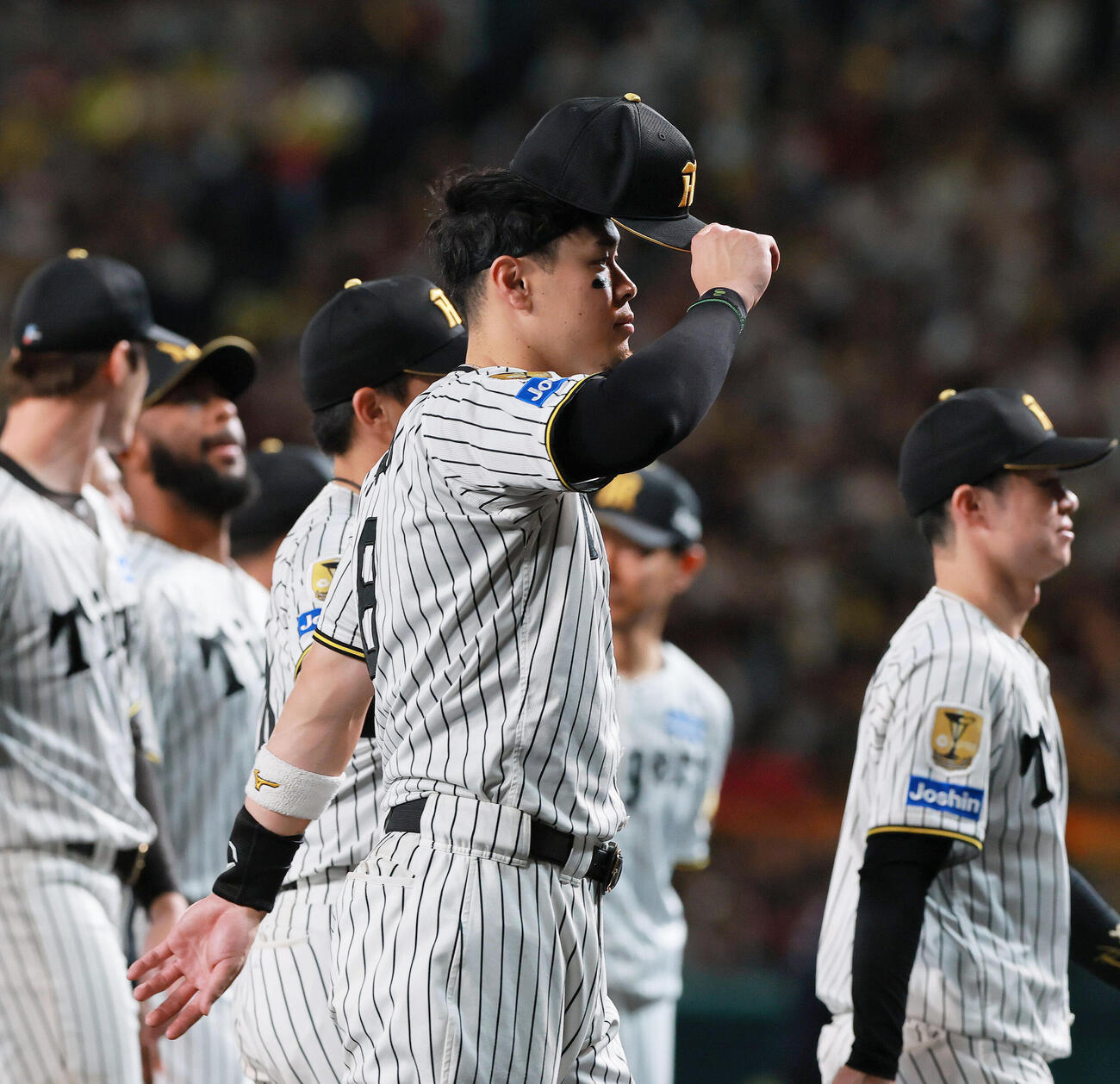 阪神対ヤクルト　今季レギュラーシーズン最終戦を終えあいさつし引き揚げる阪神佐藤輝明（撮影・上山淳一）