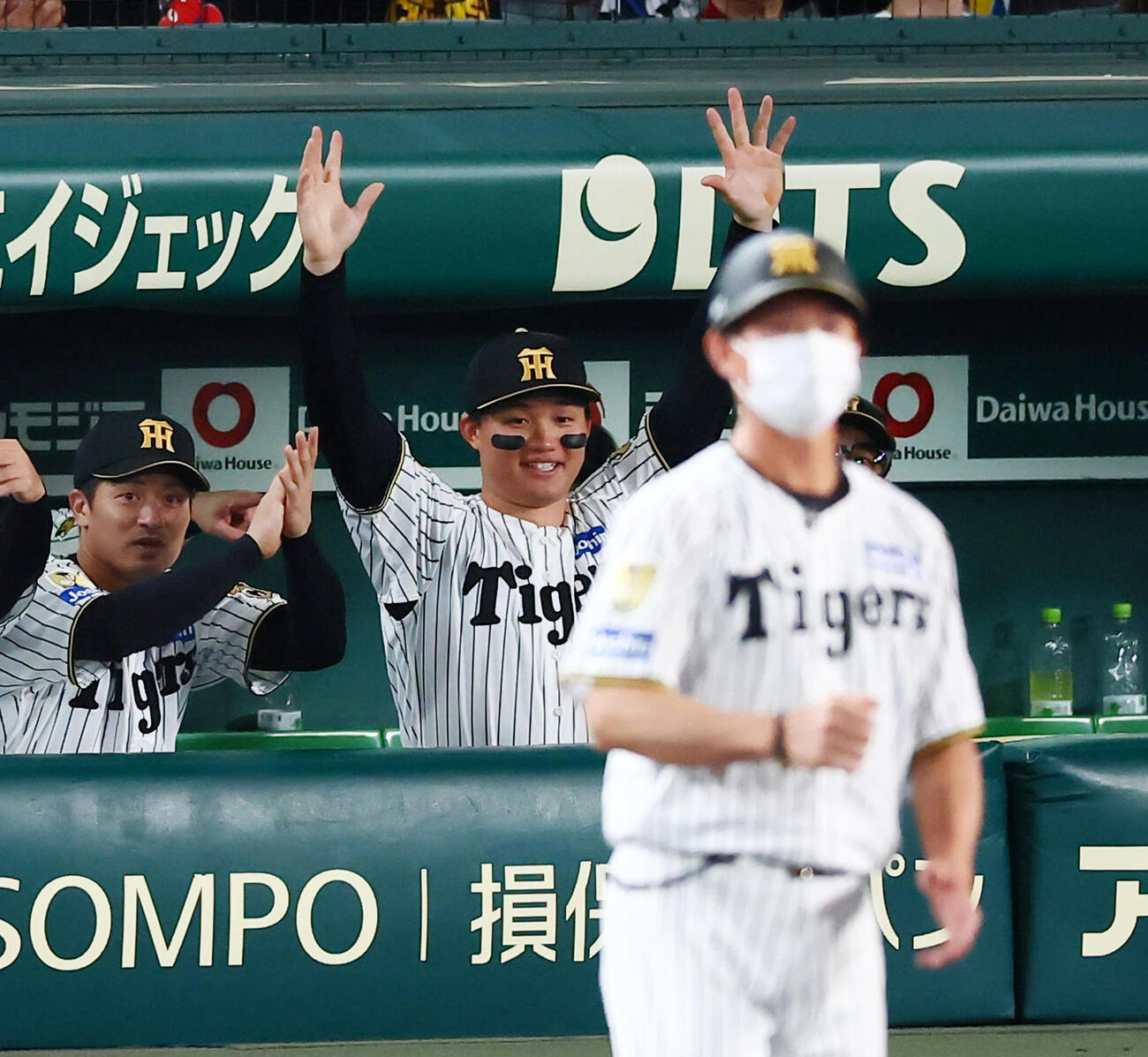 阪神対ヤクルト　5回裏阪神2死、ベンチの森下翔太は代打梅野隆太郎の中前打に両手を挙げて笑顔を見せる（撮影・加藤哉）