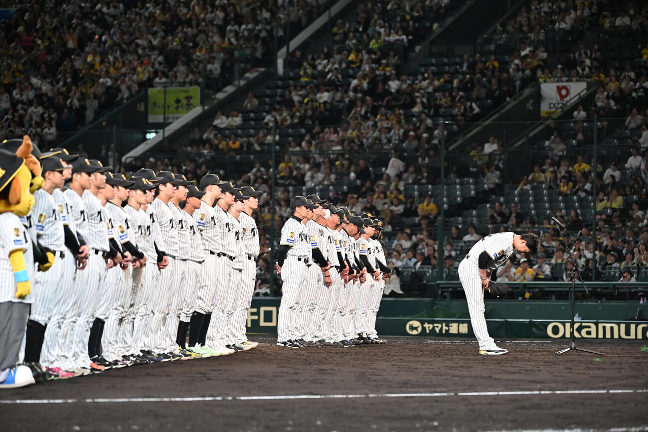 阪神対ヤクルト　最終戦を終え、ファンにあいさつする阪神藤川球児監督（撮影・和賀正仁）
