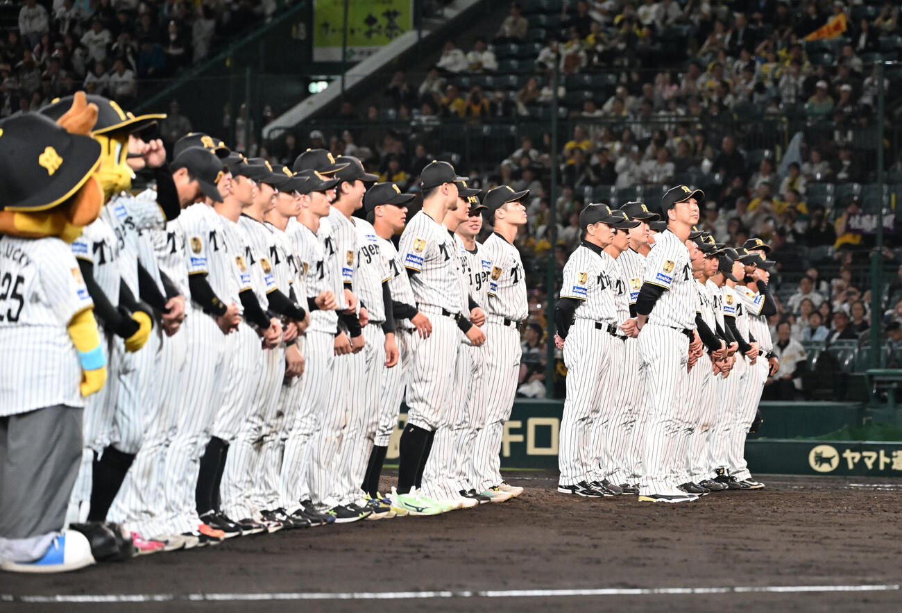 阪神対ヤクルト　最終戦を終え、マウンドに整列するる阪神藤川球児監督とナイン（撮影・和賀正仁）
