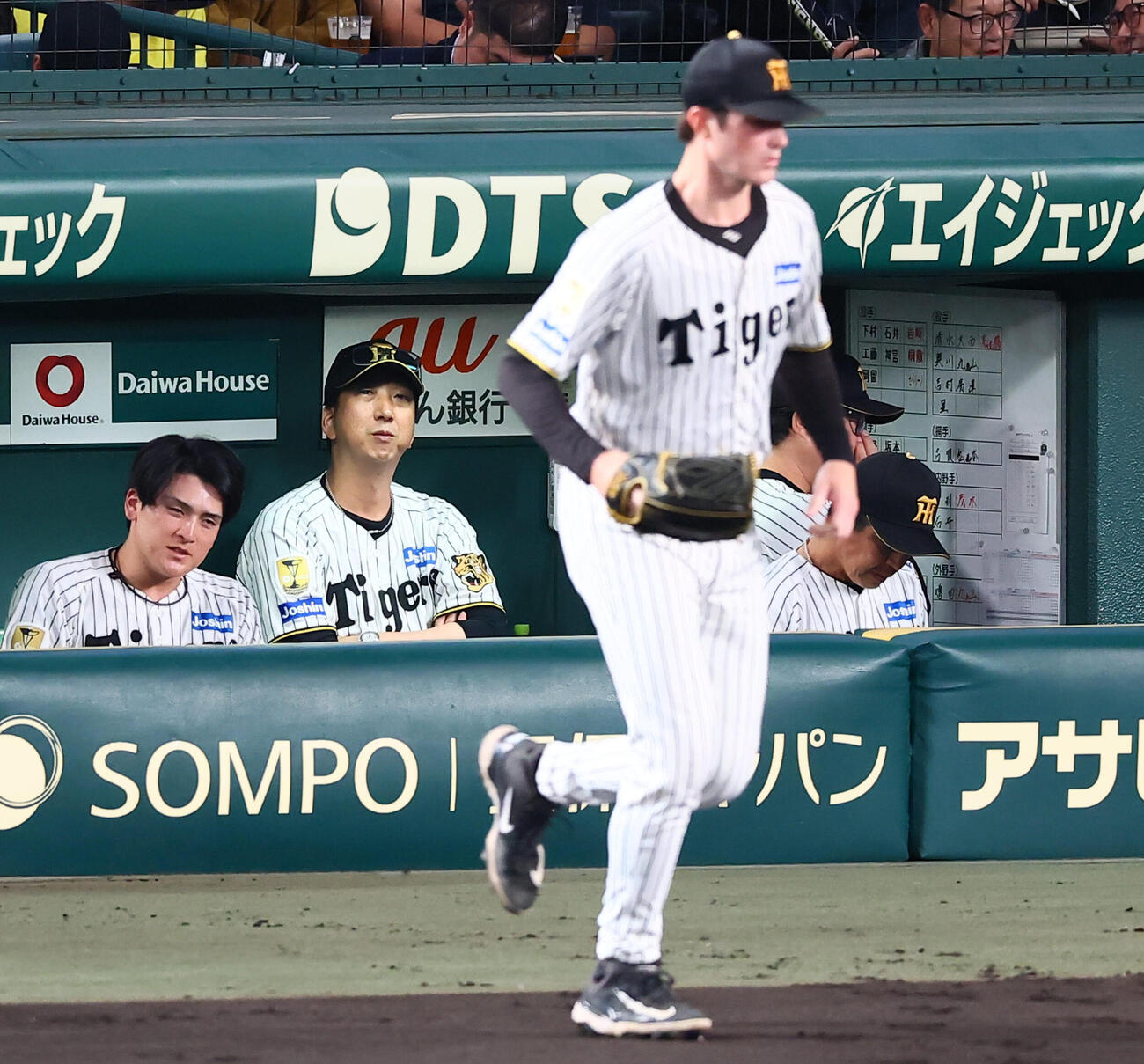 阪神対ヤクルト　3回表、マウンドへ向かうイーストン・ルーカス（右）の後方でグラウンドを見る阪神藤川球児監督（撮影・加藤哉）