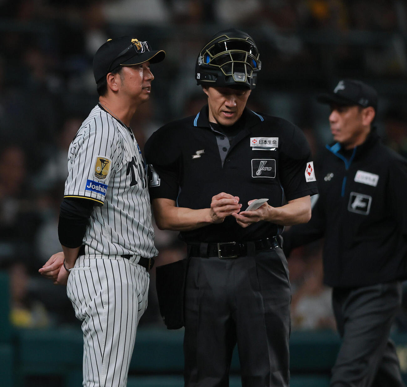 阪神対ヤクルト　5回を終え、藤川球児監督（左）は球審に交代を告げる（撮影・上山淳一）