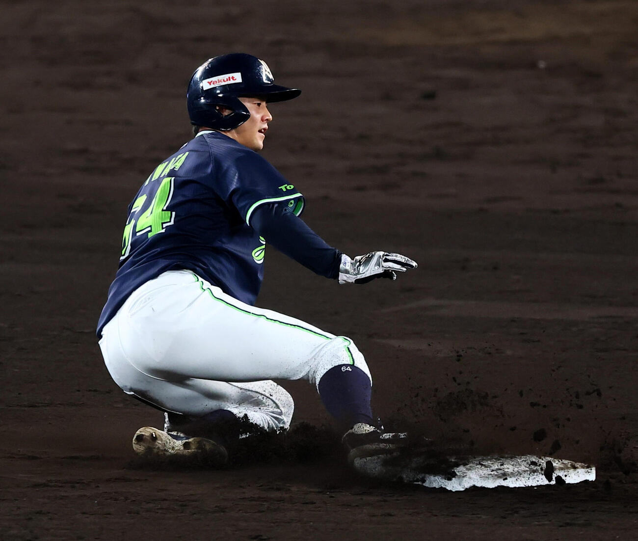 阪神対ヤクルト　7回表ヤクルト1死一塁、一走岩田幸宏は打者西村瑠伊斗のとき二塁盗塁を決める（撮影・加藤哉）