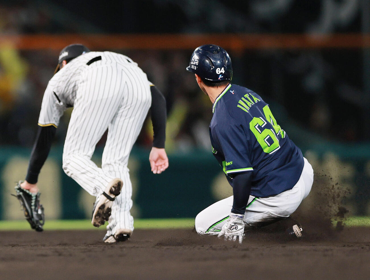 阪神対ヤクルト　7回表ヤクルト1死一塁、打者西村瑠伊斗の時、二盗を決める一走岩田幸宏（撮影・上山淳一）