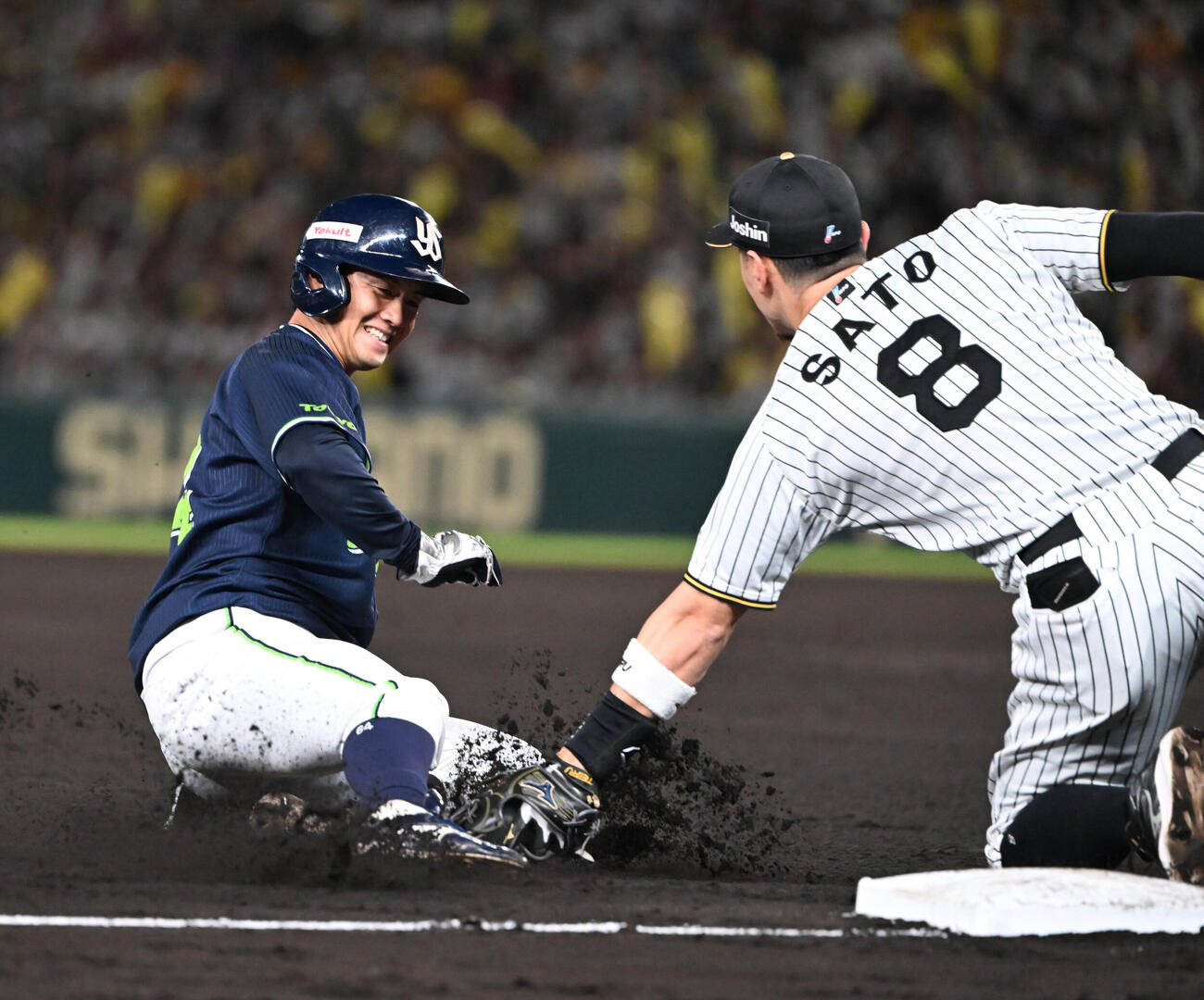 阪神対ヤクルト　7回表ヤクルト1死二塁、三塁を狙った岩田幸宏はタッチアウト、野手佐藤輝明（撮影・和賀正仁）