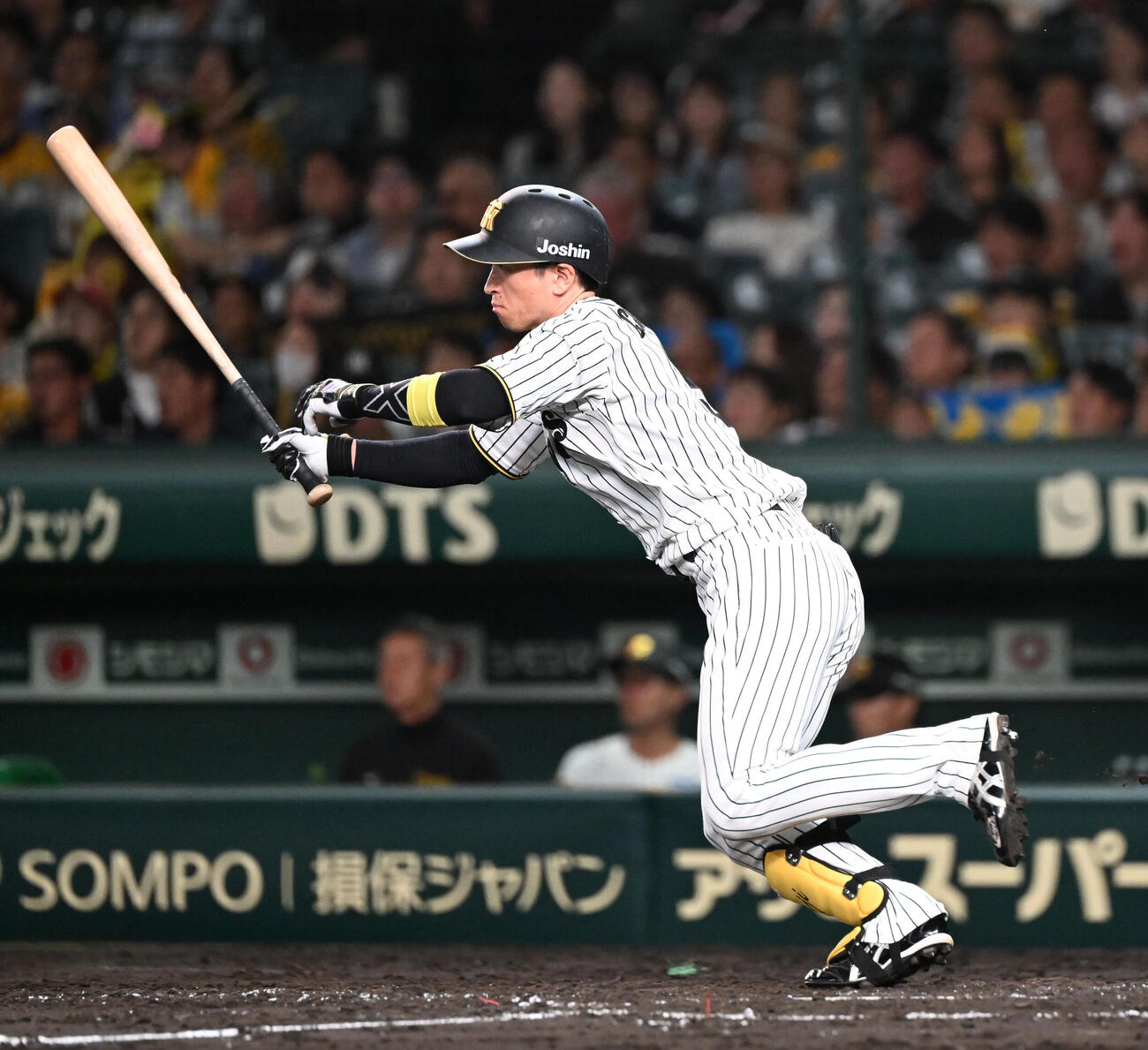阪神対ヤクルト　5回裏阪神2死二塁、右安打を放つ近本光司（撮影・和賀正仁）