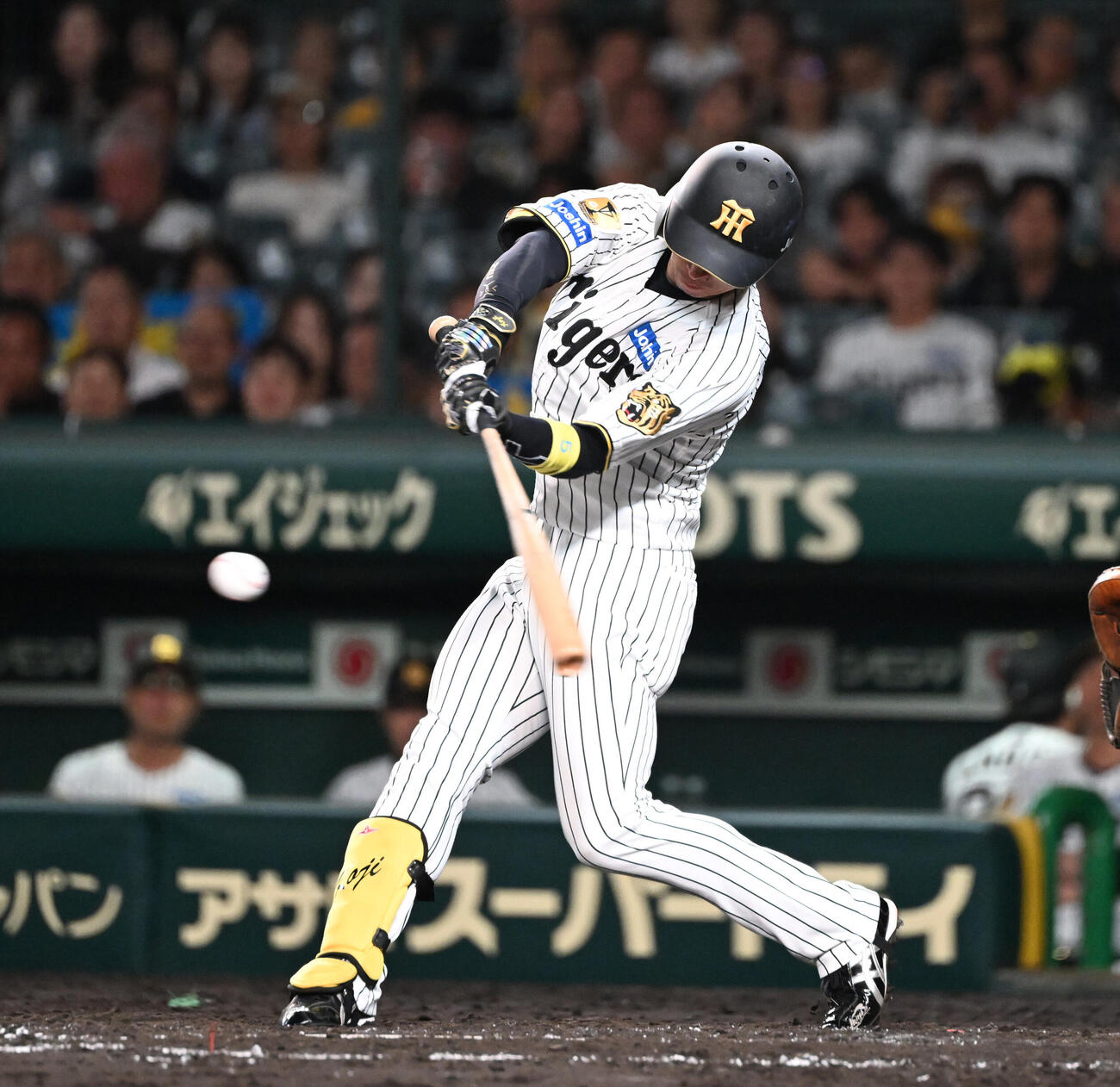 阪神対ヤクルト　5回裏阪神2死二塁、右安打を放つ近本光司（撮影・和賀正仁）