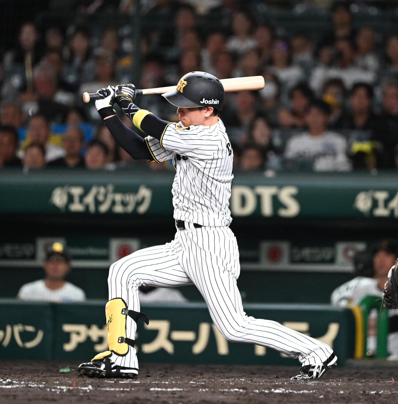 阪神対ヤクルト　5回裏阪神2死二塁、右安打を放つ近本光司（撮影・和賀正仁）