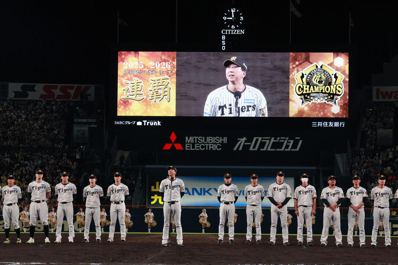 今季レギュラーシーズン最終戦を終えあいさつする阪神藤川球児監督（撮影・上山淳一）