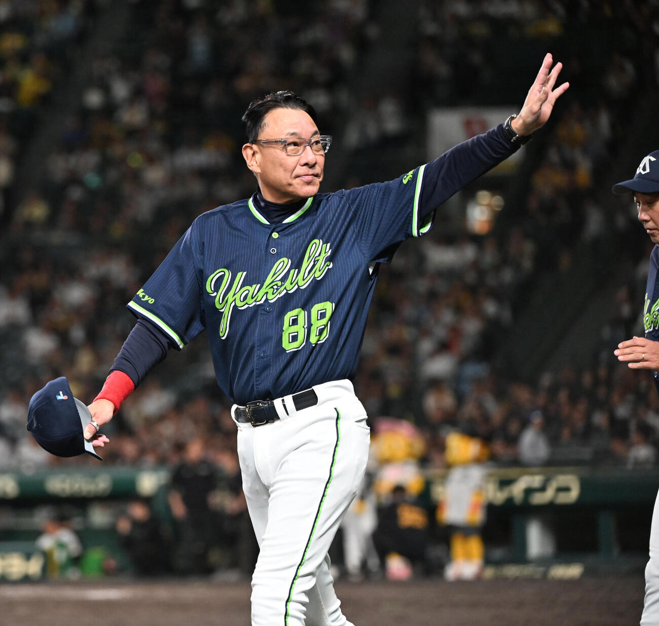 阪神対ヤクルト　最終戦を終え、ファンに手を振るヤクルト池山隆寛監督（撮影・和賀正仁）